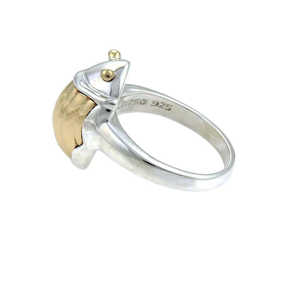 Questo squisito anello di Tiffany & Co. presenta il disegno di uno scarabeo splendidamente scolpito, simbolo di protezione e trasformazione. Realizzato in oro giallo 18 carati e argento sterling, il pezzo presenta un centro in oro a coste,