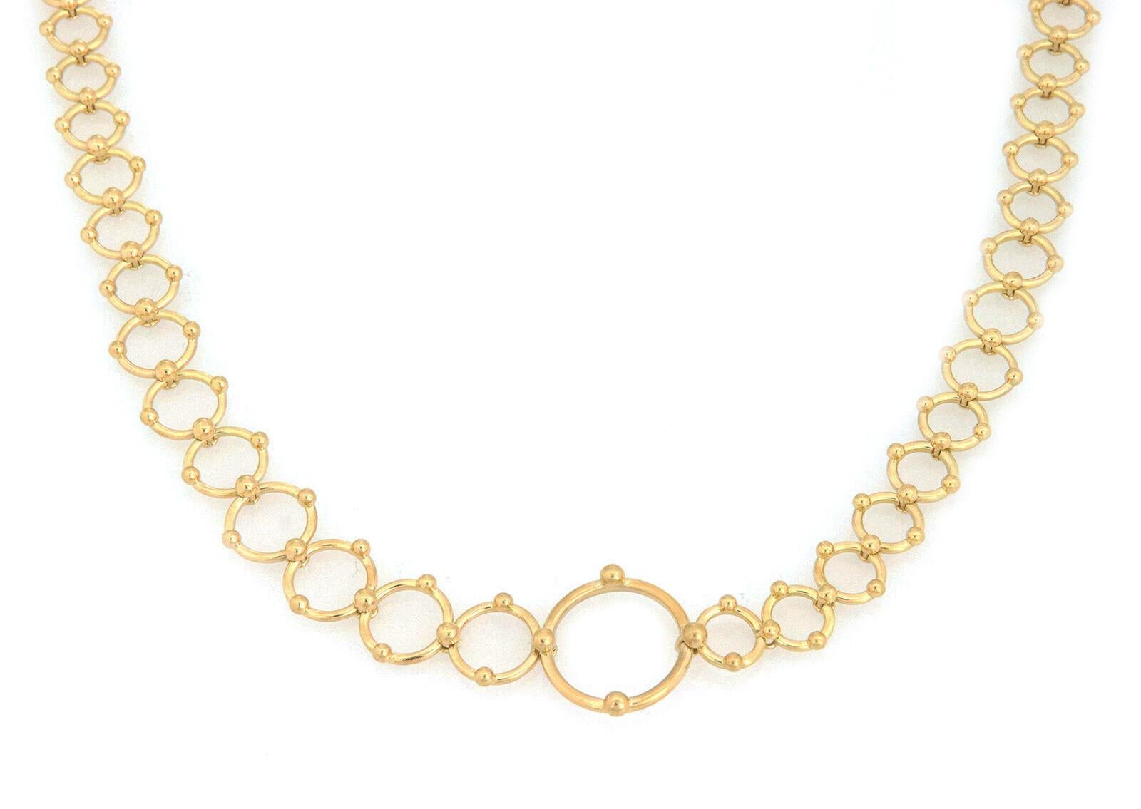 Dies ist eine wunderschöne authentische Halskette von Tiffany & Co. Gefertigt aus 18 Karat Gelbgold mit einer fein polierten Oberfläche mit verschiedenen offenen Ringgliedern, die jeweils durch eine doppelseitige feine Perlenklammer verbunden sind.