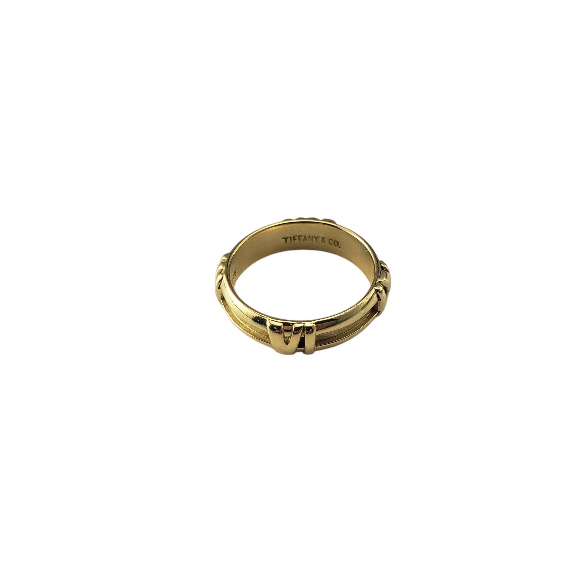 Tiffany & Co. Anello Atlas Numeric in oro giallo 18 carati misura 4.25-

Questo pezzo audace e sofisticato si ispira ai numeri romani dell'iconico orologio Atlas del negozio Tiffany's Fifth Avenue. Realizzato in lussuoso oro giallo 18 carati,