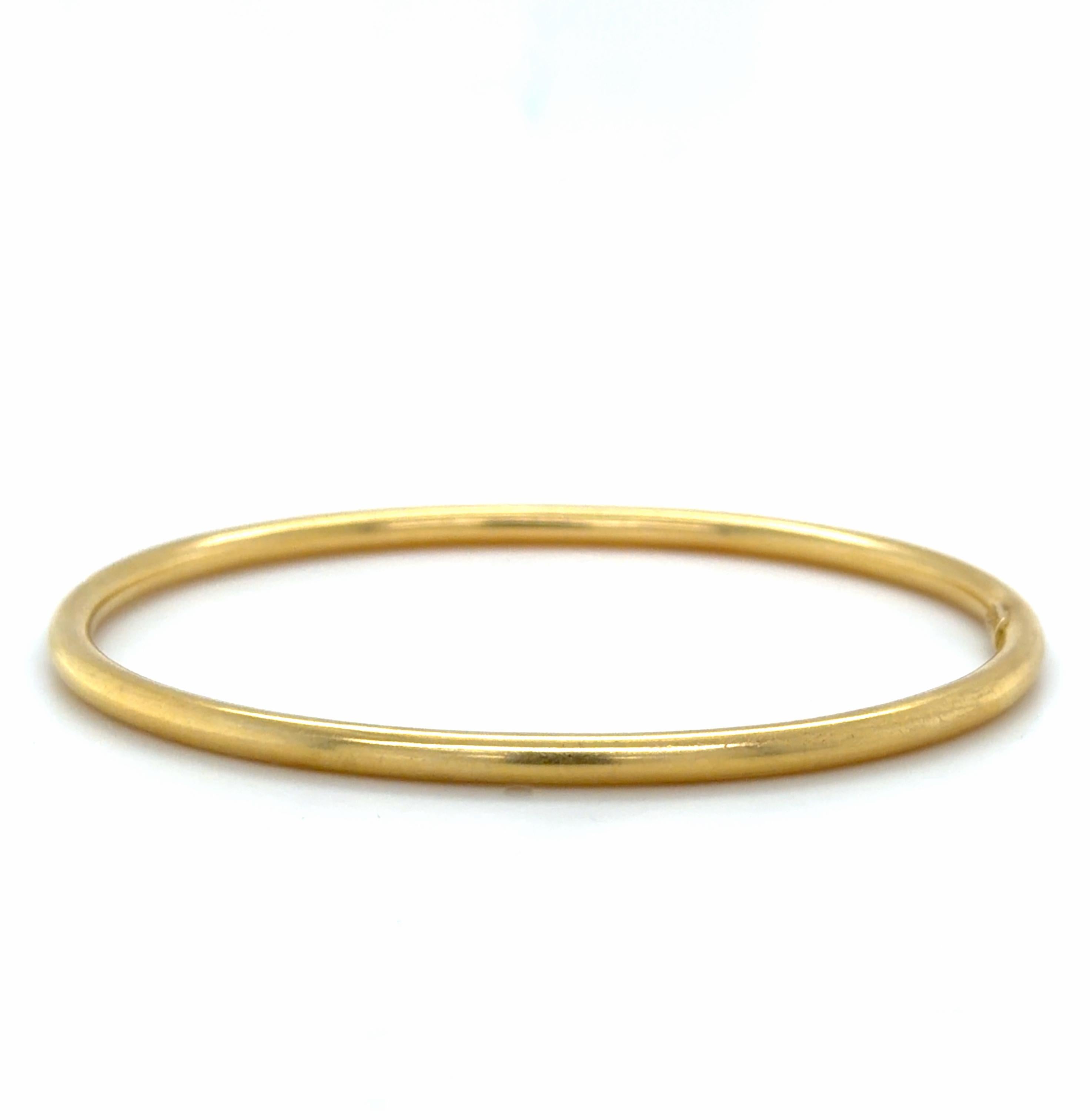This classic Tiffany & Co. bangle is mounted in 18 karat yellow gold and measures approximately 3.50 mm wide.

Accompanied by a Tiffany & Co. box and pouch.

Gross weight: 8.10 grams
Inner Circumference: 7 1/2 inches.
Stamp: TIFFANY&CO. 750 ITALY.