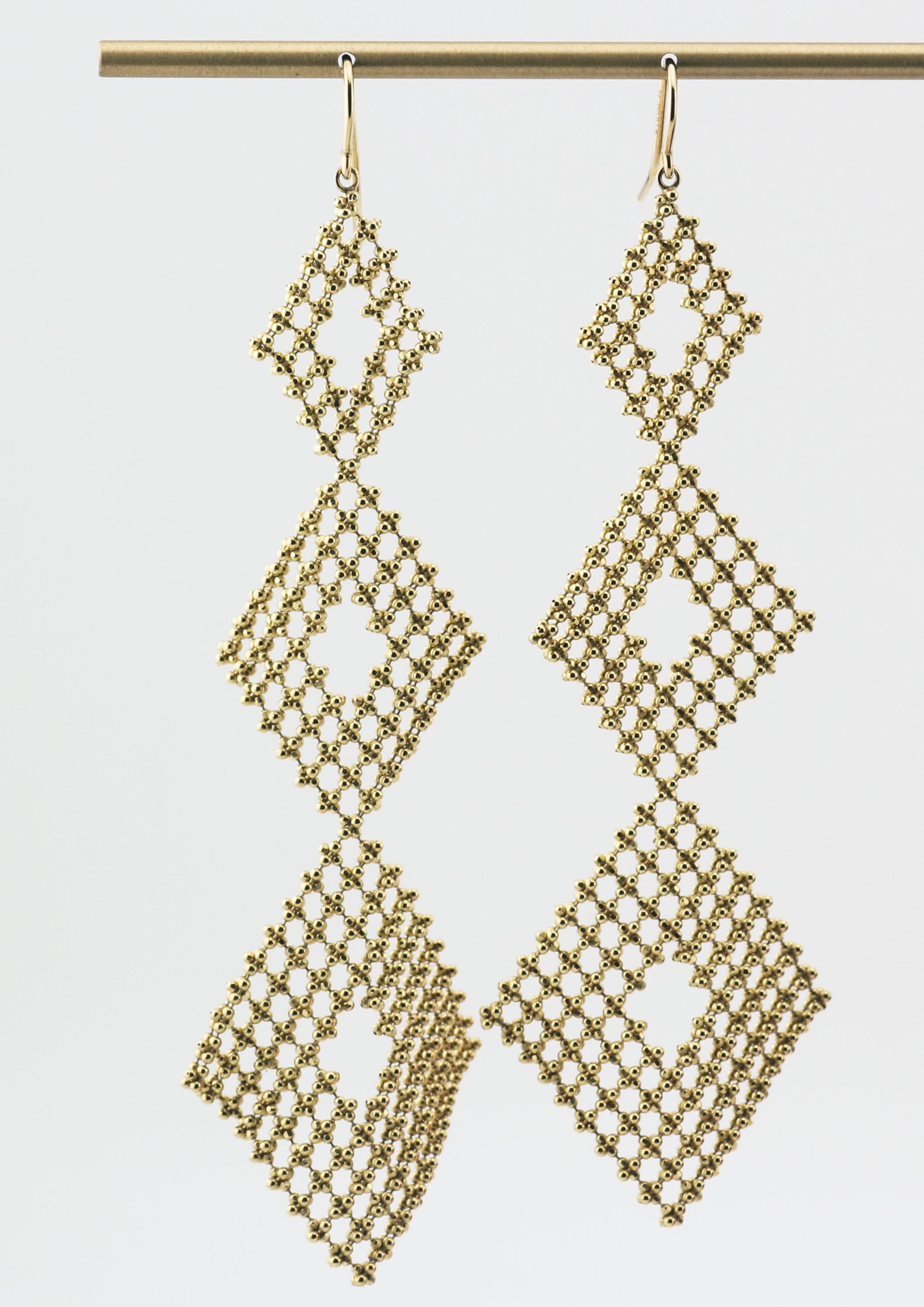 The Tiffany & Co. 18K Yellow Gold Bead Mesh Drop Earrings are an exquisite example of timeless elegance and sophisticated design. Crafted from luxurious 18K yellow gold, these earrings feature a delicate mesh design composed of intricately woven