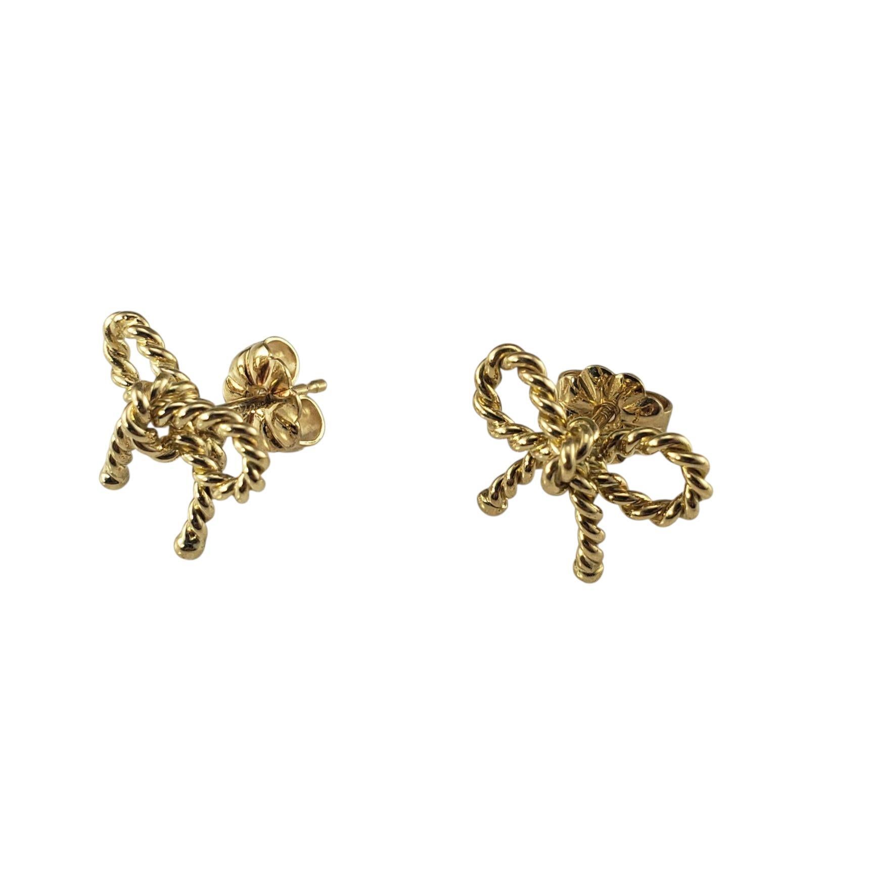 Orecchini a forma di fiocco in oro giallo 18 carati di Tiffany & Co.

Realizzati in ricco oro giallo 18 carati, questi incantevoli orecchini sono caratterizzati dal motivo a corda di Tiffany che forma un fiocco. Eleganza Tiffany senza tempo con un