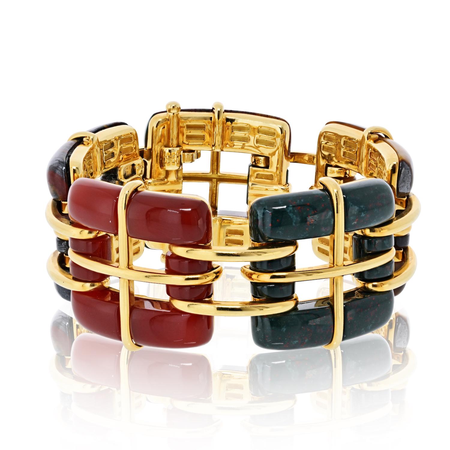 Ce bracelet vintage de Tiffany & Co. est un exemple frappant des designs audacieux de la maison en pierre dure. Réalisé en or jaune 18 carats, il présente une série de panneaux en forme de coussin, chacun serti d'une pierre naturelle richement