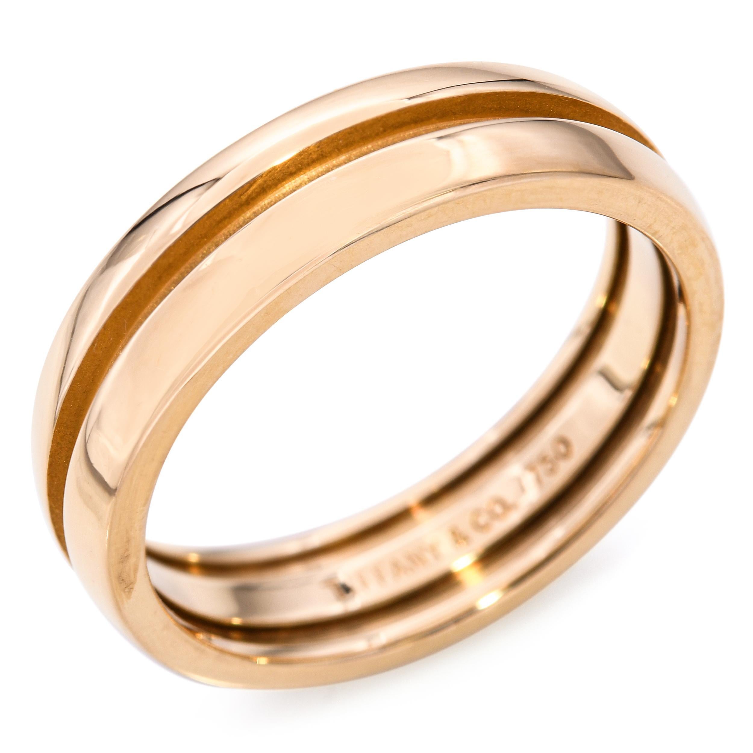 Simbolo intramontabile di impegno, questa autentica fede nuziale da uomo di Tiffany & Co. è realizzata in lussuoso oro giallo 18 carati. Caratterizzato da un elegante design a canale, l'anello bilancia l'eleganza classica con la raffinatezza