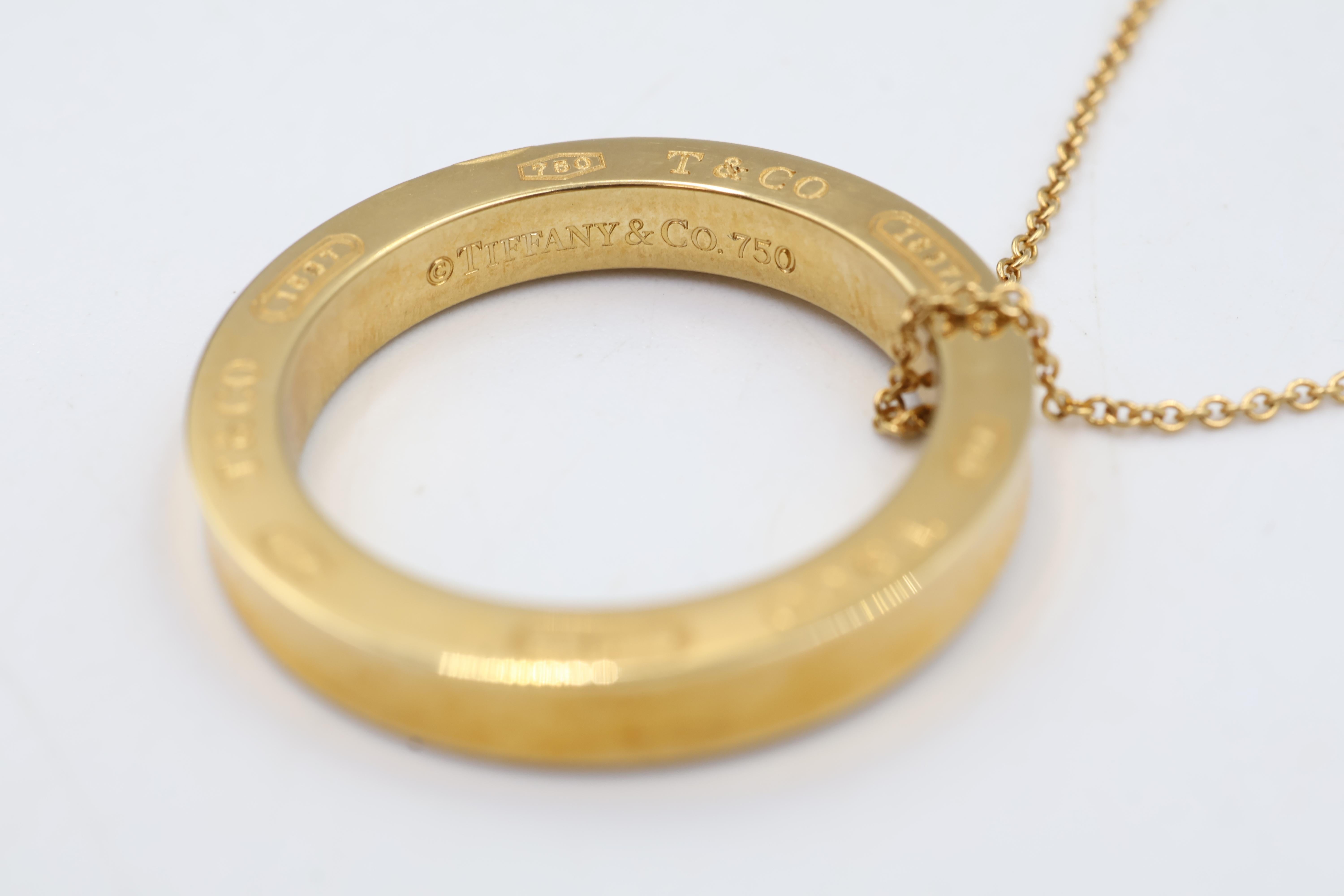 Collar Colgante Círculo Tiffany & Co.
oro amarillo de 18 quilates
Sello 750, Tiffany & Co.
El collar mide 16