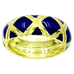 Anillo de Tiffany & Co. con diseño «X» ancho, de oro amarillo de 18 quilates y esmalte azul cobalto, talla 5
