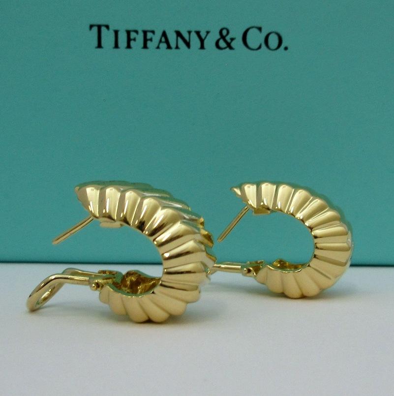 TIFFANY & Co. 18K Gelbgold Cordis Creolen

Metall: 18K Gelbgold
Gewicht: 16,10 Gramm
Abmessungen: 20,79 mm lang x 11,13 mm breit
Punze: TIFFANY&Co. ©1998 750
Zustand: Perfekter Zustand, praktisch neu, mit Tiffany-Box

Limitierte Auflage, nicht mehr
