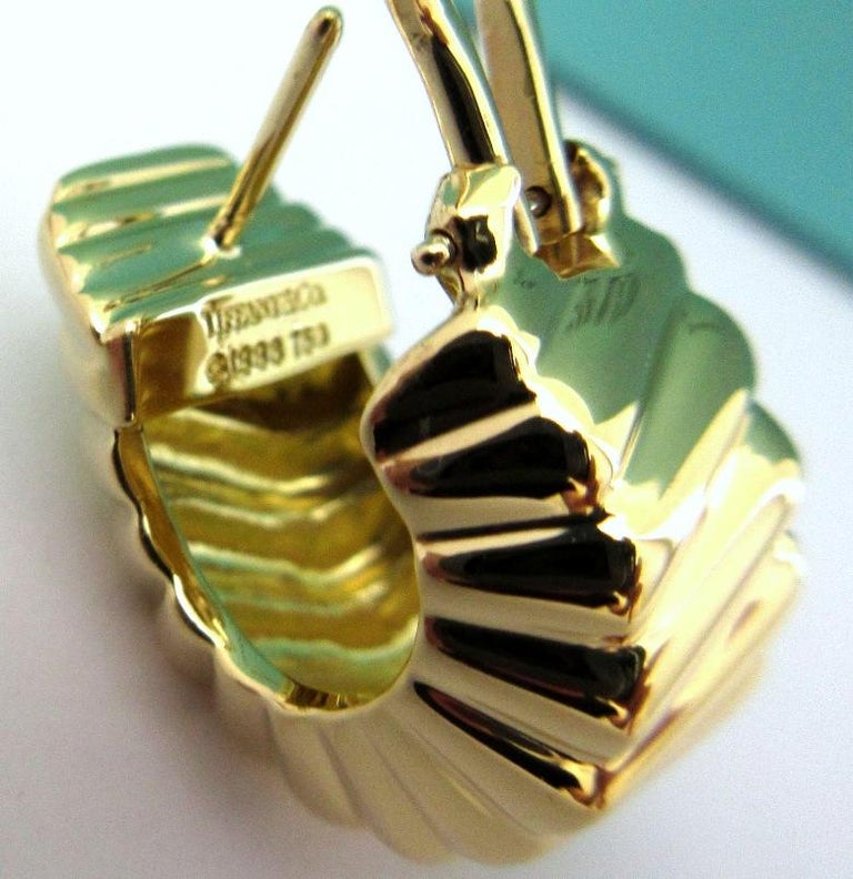 Tiffany and Co. 18k Yellow Gold Cordis Hoop Earrings For Sale at 1stDibs