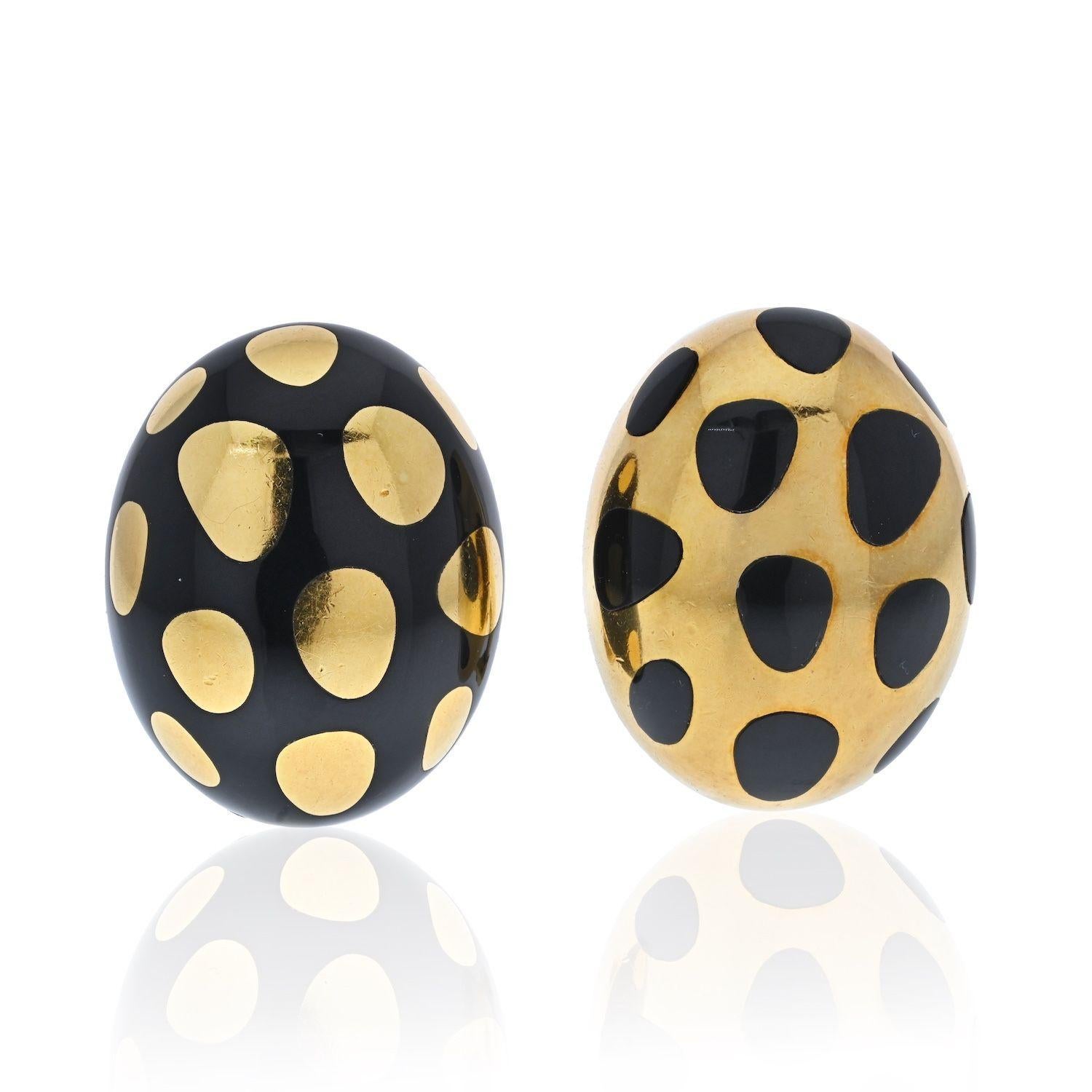 Rare and iconic Positive & Negative pieces created back in the 1974 in New York city at the Tiffany & Co. Atelier. This earrings was crafted in solid yellow gold of 18 karats, with high polished finish. They are suited with omega backs for fastening
