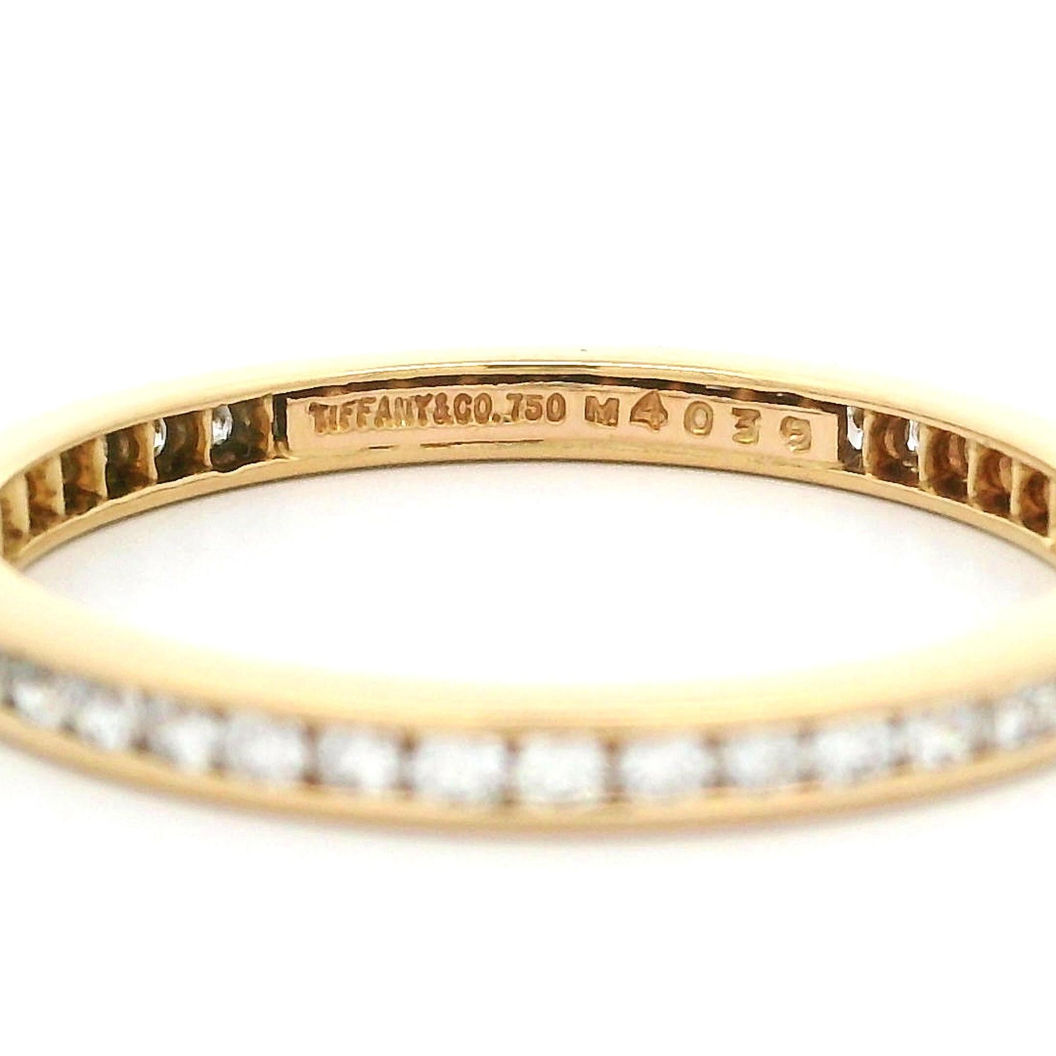 Tiffany & Co. Anillo de oro amarillo de 18 quilates con canal de diamantes de 2,1 mm y banda de eternidad infinita Corte brillante en venta