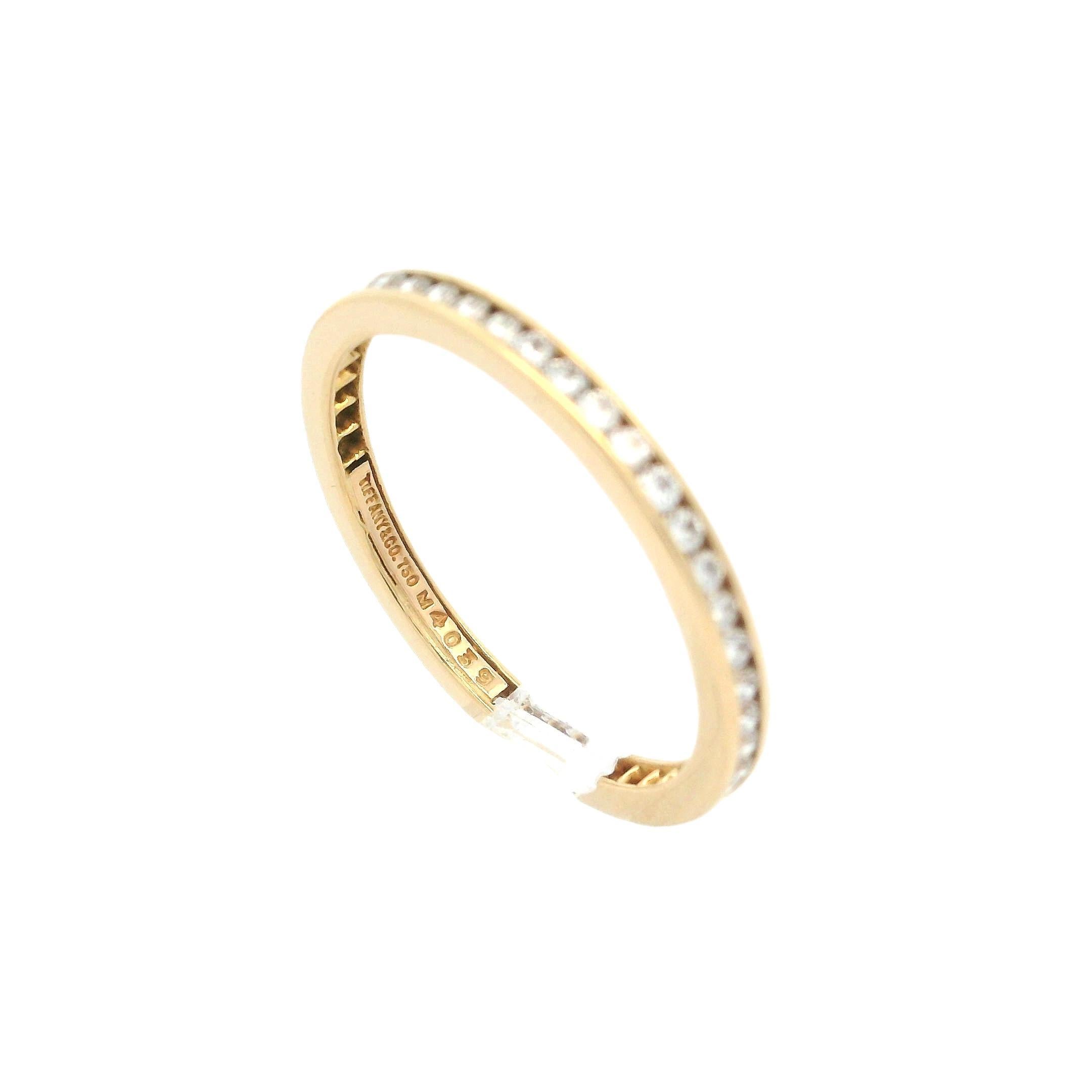 De las mujeres Tiffany & Co. Anillo de oro amarillo de 18 quilates con canal de diamantes de 2,1 mm y banda de eternidad infinita en venta