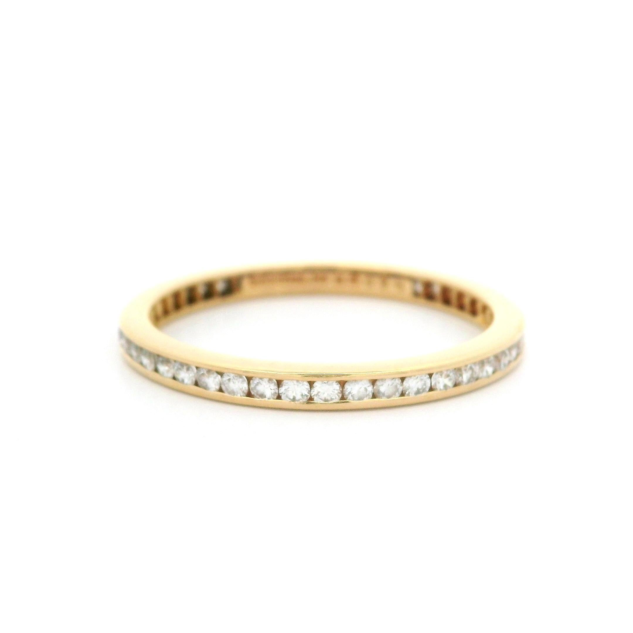 Tiffany & Co. Anillo de oro amarillo de 18 quilates con canal de diamantes de 2,1 mm y banda de eternidad infinita en venta 3
