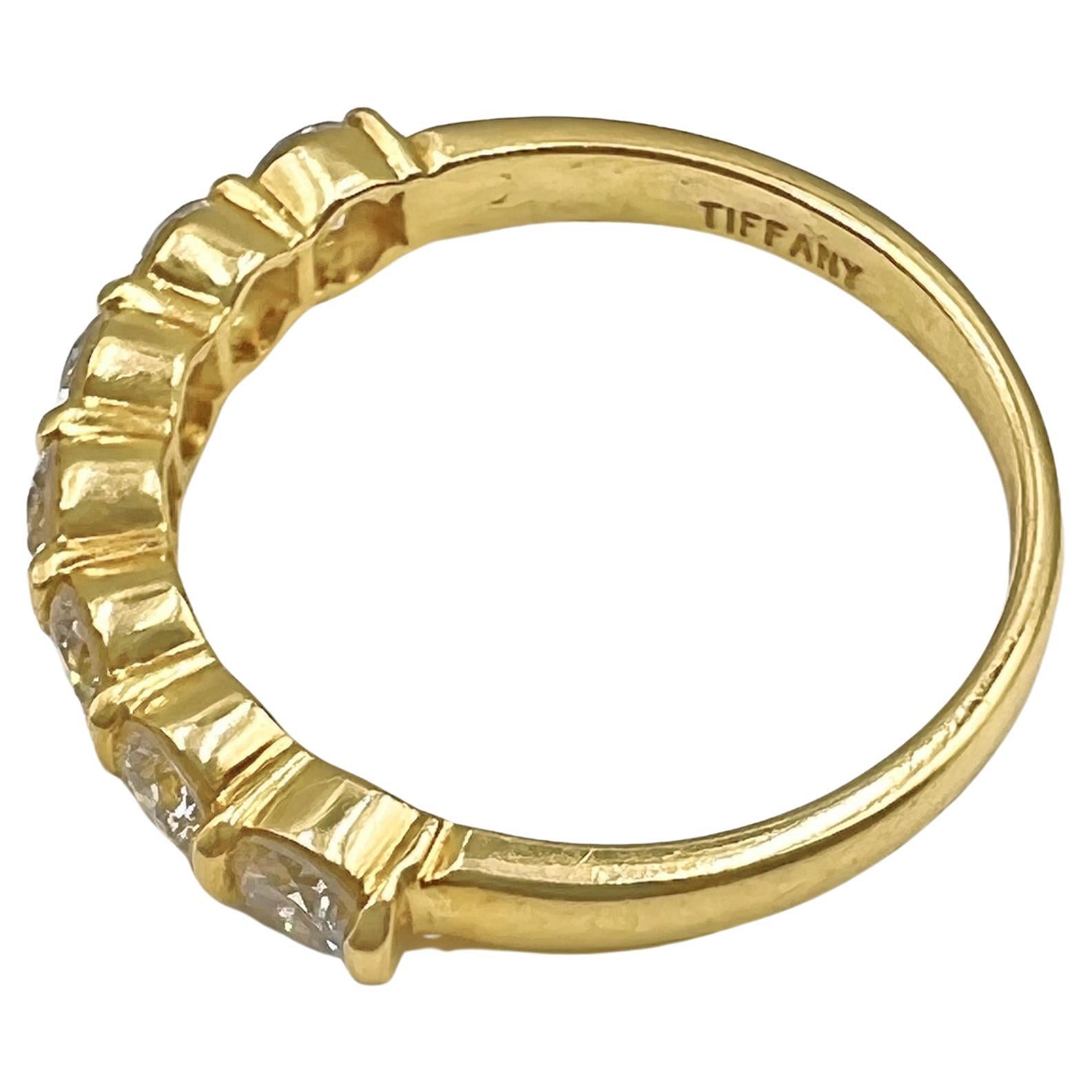 18k Gelbgold Halbkreis Ring von Tiffany & Company mit sieben runden Diamanten im Brillantschliff mit einem Gesamtgewicht von etwa 0,88 Karat (F-G Farbe und VVS-VS Klarheit).  Gemeinsames vertikales Kanaldesign, das die leuchtenden Diamanten hält. 