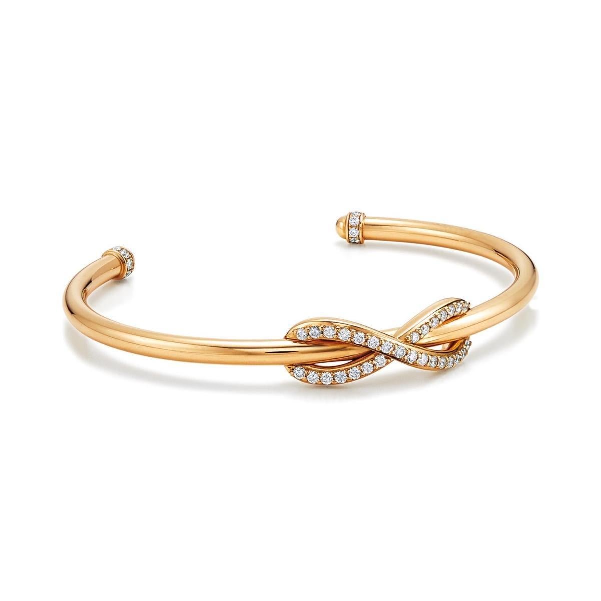 Bracciale Infinity con diamanti in oro giallo 18 carati TIFFANY & Co.

Tiffany Infinity è un potente simbolo di connessione continua, energia e vitalità. Questo bracciale, moderno e duraturo, è una dichiarazione audace, da indossare da solo o