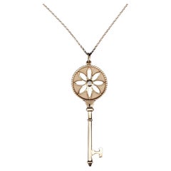 Tiffany & Co. Collier à pendentif clé marguerite en or jaune 18K avec diamants de grande taille