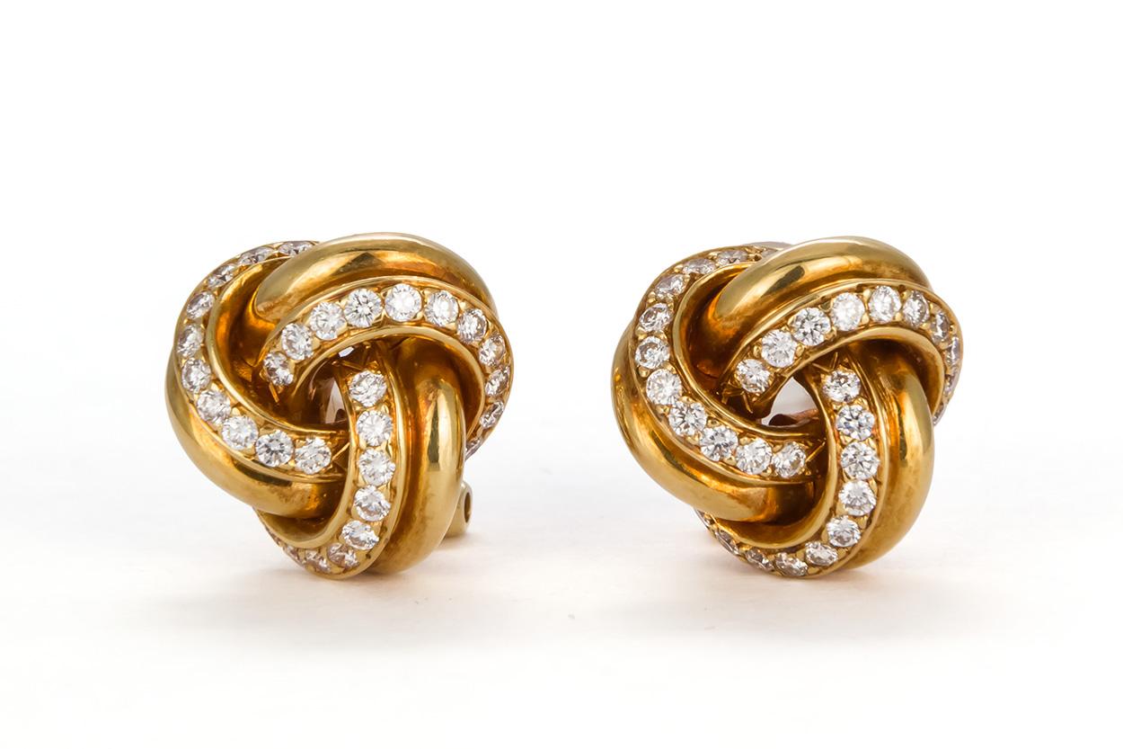 We are pleased to offer these Tiffany & Co. 18k Yellow Gold & Diamond Love Knot Earring Clips. These finely crafted earring features an estimated 1.40ctw D-F/VVS-VS round brilliant cut diamonds set in a 18k yellow gold love knot motif. They each