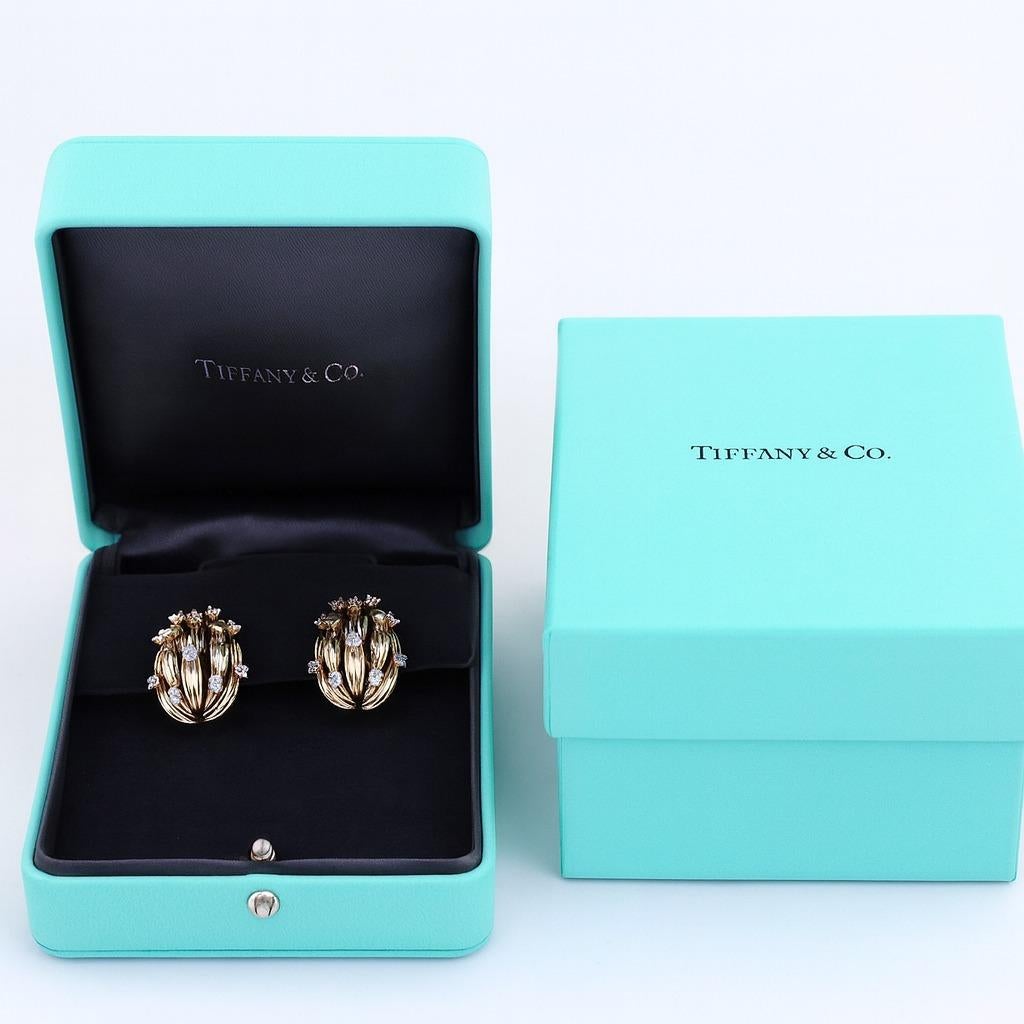 Pendientes Tiffany & Co. de oro amarillo de 18 quilates con diamantes en forma de cesta de la firma Contemporáneo en venta