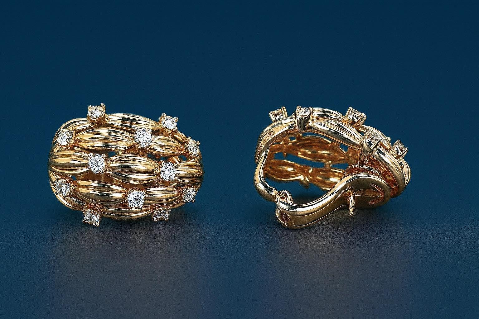 Pendientes Tiffany & Co. de oro amarillo de 18 quilates con diamantes en forma de cesta de la firma Corte redondo en venta