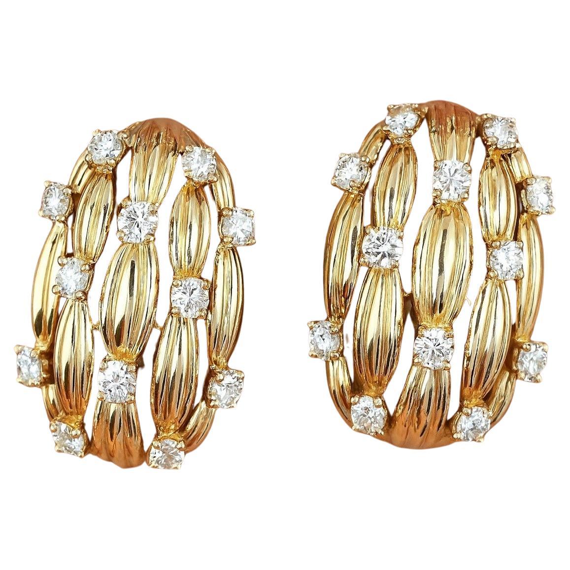 Pendientes Tiffany & Co. de oro amarillo de 18 quilates con diamantes en forma de cesta de la firma

Un par elegante y coleccionable de relojes vintage Tiffany & Co. Pendientes de firma, elaborados en oro amarillo macizo de 18 quilates con un