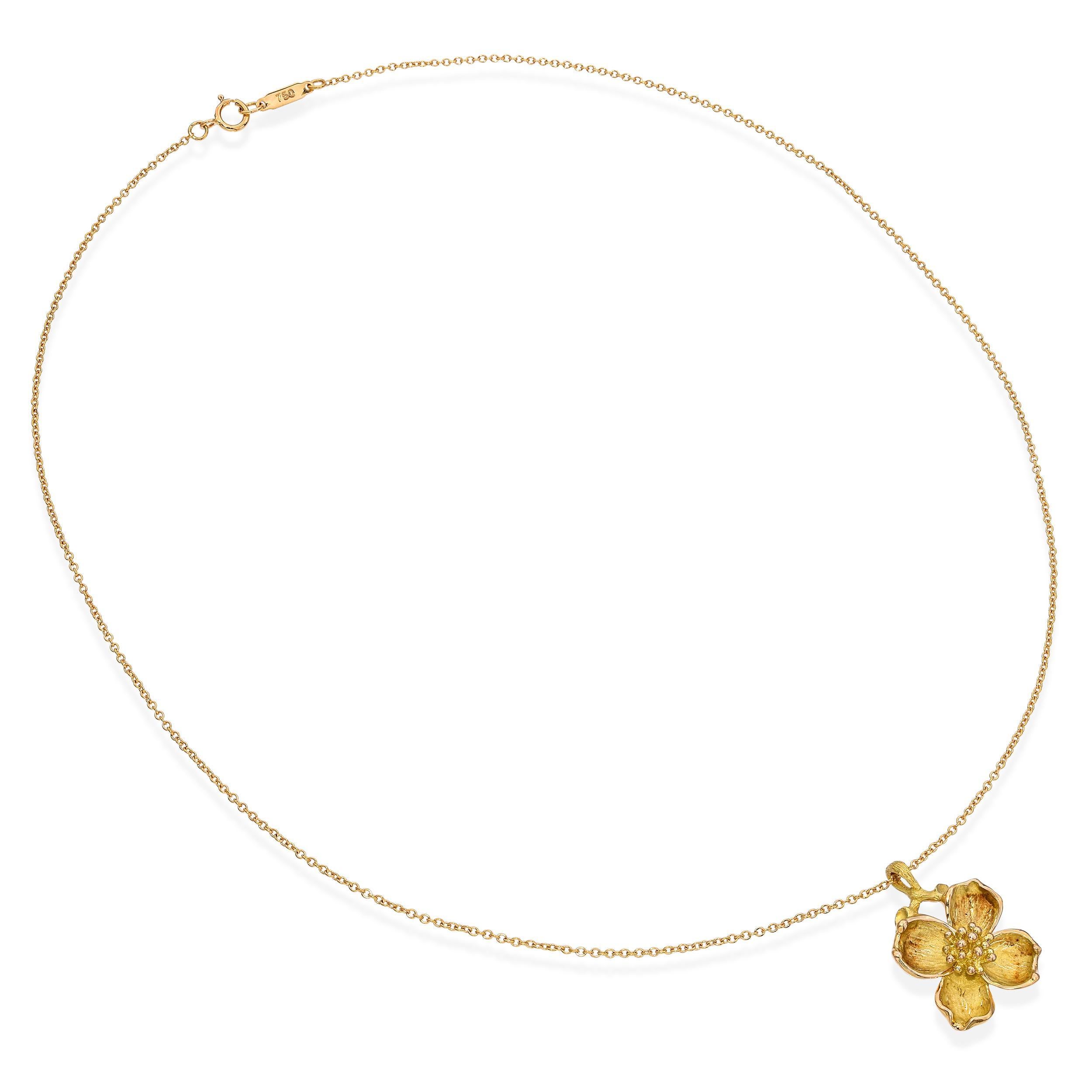 Ce collier pendentif Tiffany & Co. est orné d'une magnifique fleur de cornouiller en or jaune 18 carats. Les pétales sculptés présentent les détails raffinés et le style naturaliste qui font la réputation de Tiffany, conférant à la pièce à la fois
