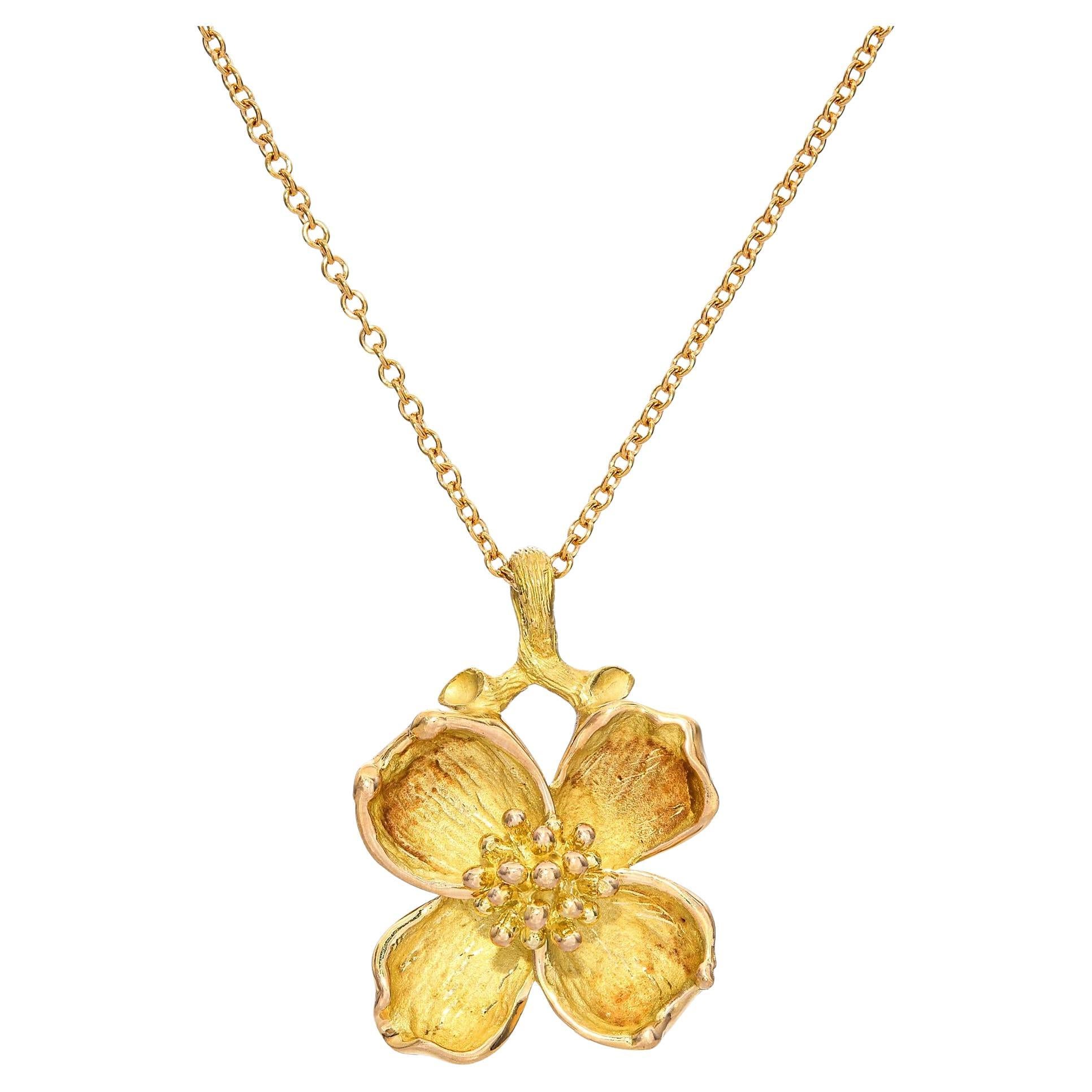 Tiffany 
Co. Collier à pendentif fleur de cornouiller en or jaune 18k en vente