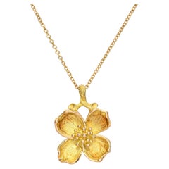 Tiffany
Co. Collier à pendentif fleur de cornouiller en or jaune 18k