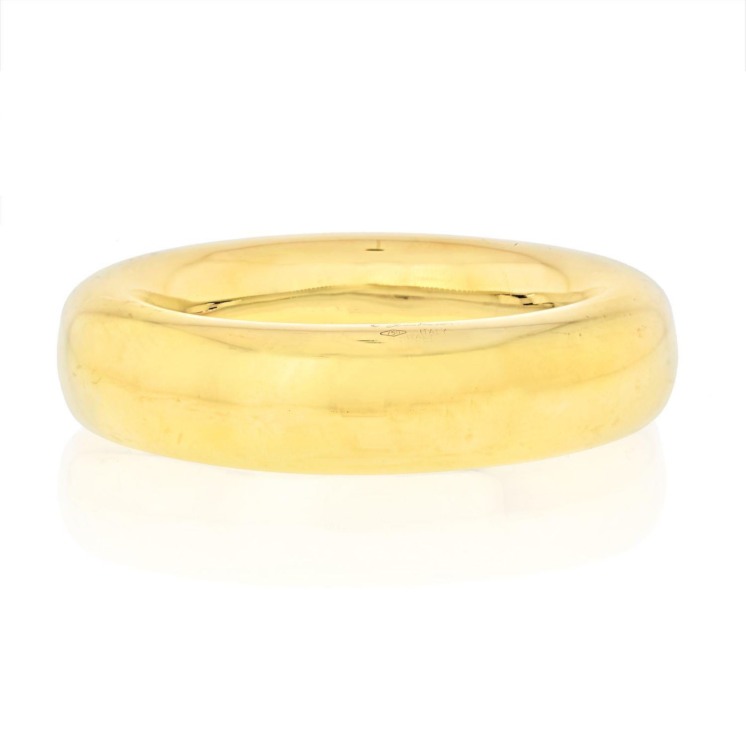 Sculptural simplicity. Big and beautiful Doughnut oval bangle bracelet. Made by Elsa Peretti c.1981 for TIFFANY & CO. Heavy gauge 18K yellow gold. Effortlessly chic. Feels and looks like liquid gold. For a medium to large wrist.
Width: 2.3cm
Wrist