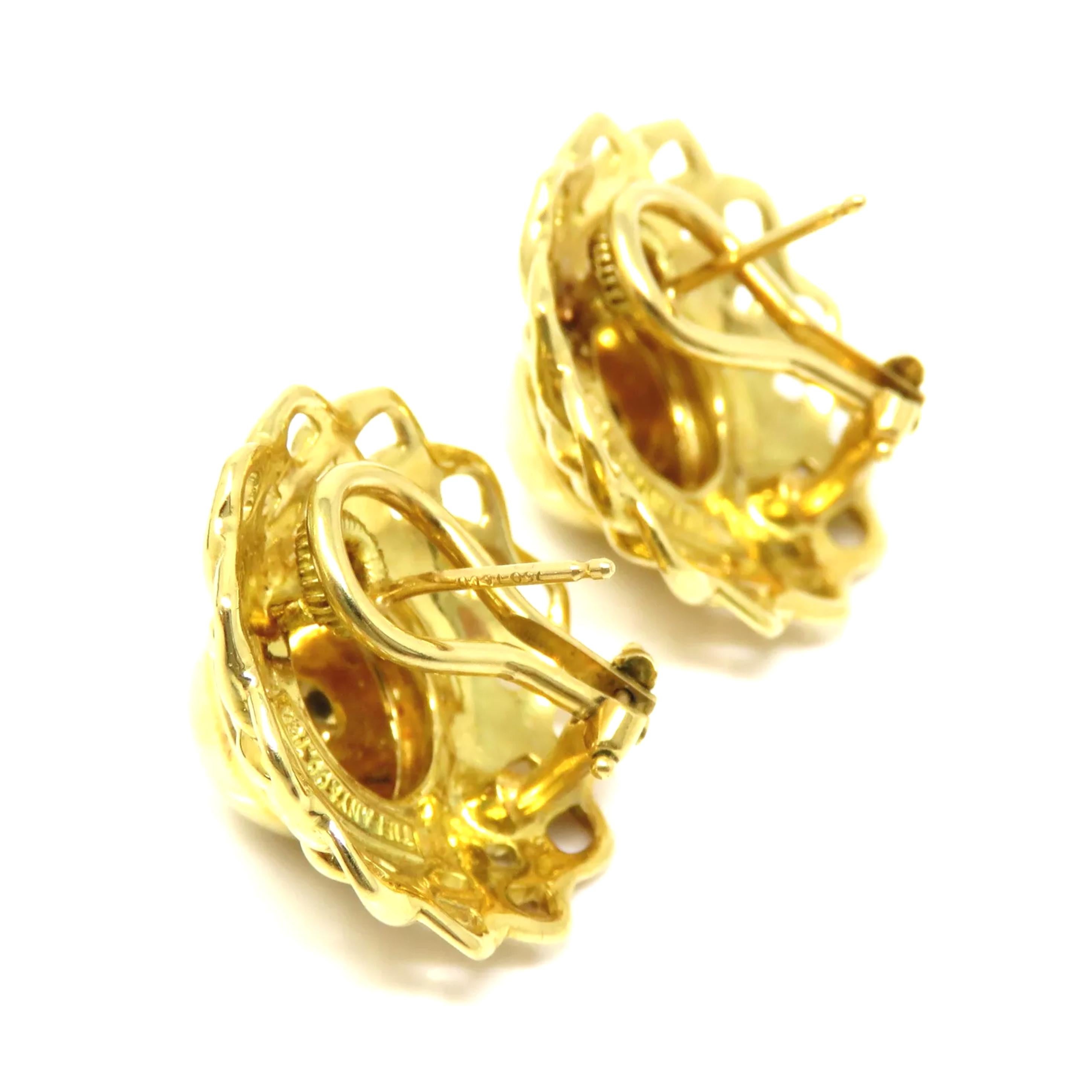 Orecchini Tiffany & Co. in oro giallo 18 carati

Questi orecchini audaci e senza tempo di Tiffany & Co. sono un esempio di lusso ed eleganza.

Design: Realizzati in lussuoso oro giallo 18 carati, questi orecchini mostrano l'iconica estetica di