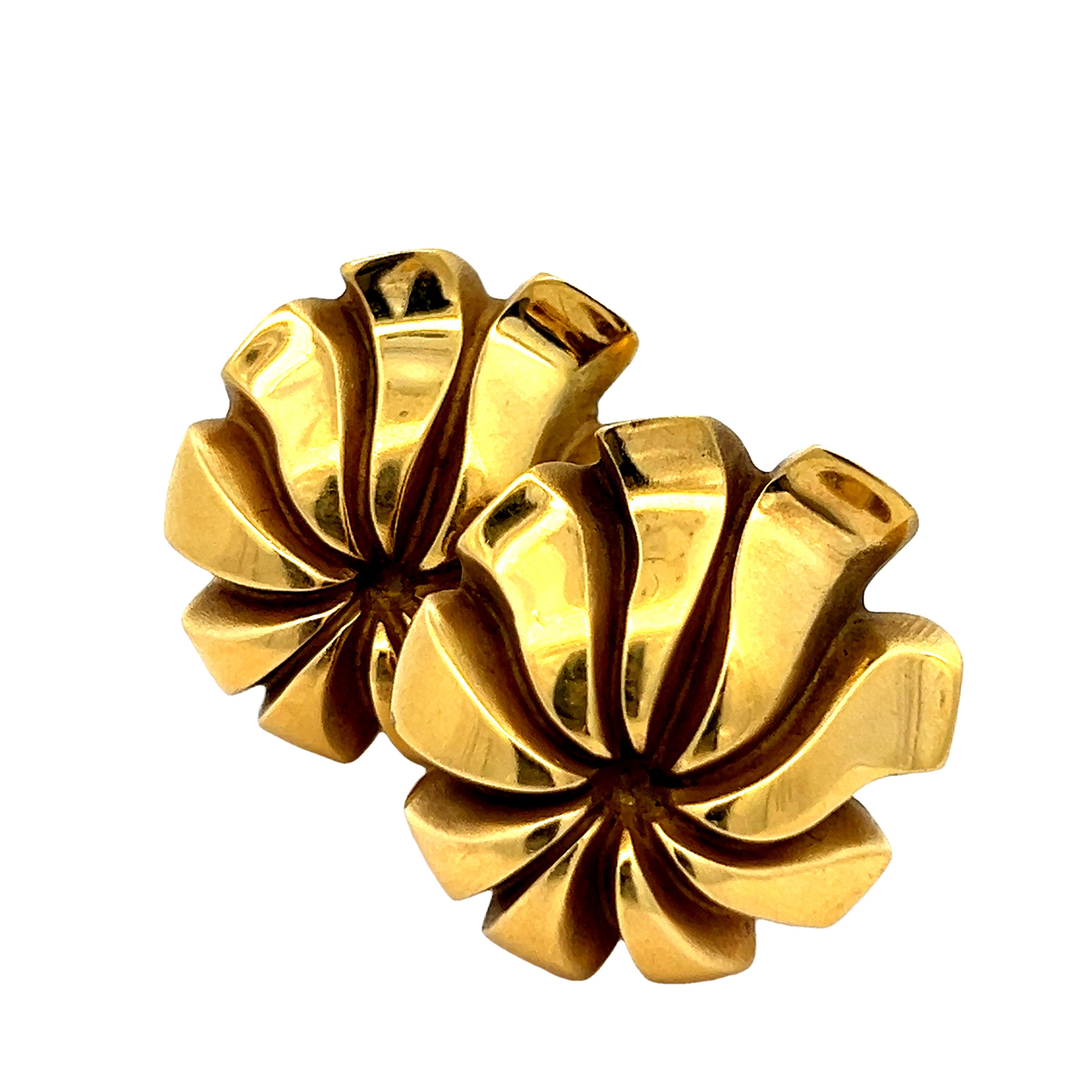 Dieses außergewöhnliche Paar Ohrringe aus 18-karätigem Gelbgold von Tiffany & Co. zeigt die berühmte Handwerkskunst der Marke mit einer kühnen, modernen Note. Mit einer Größe von ca. 1 5/16 x 1 1/16 Zoll und einer Höhe von ca. 1/2 Zoll an ihrem