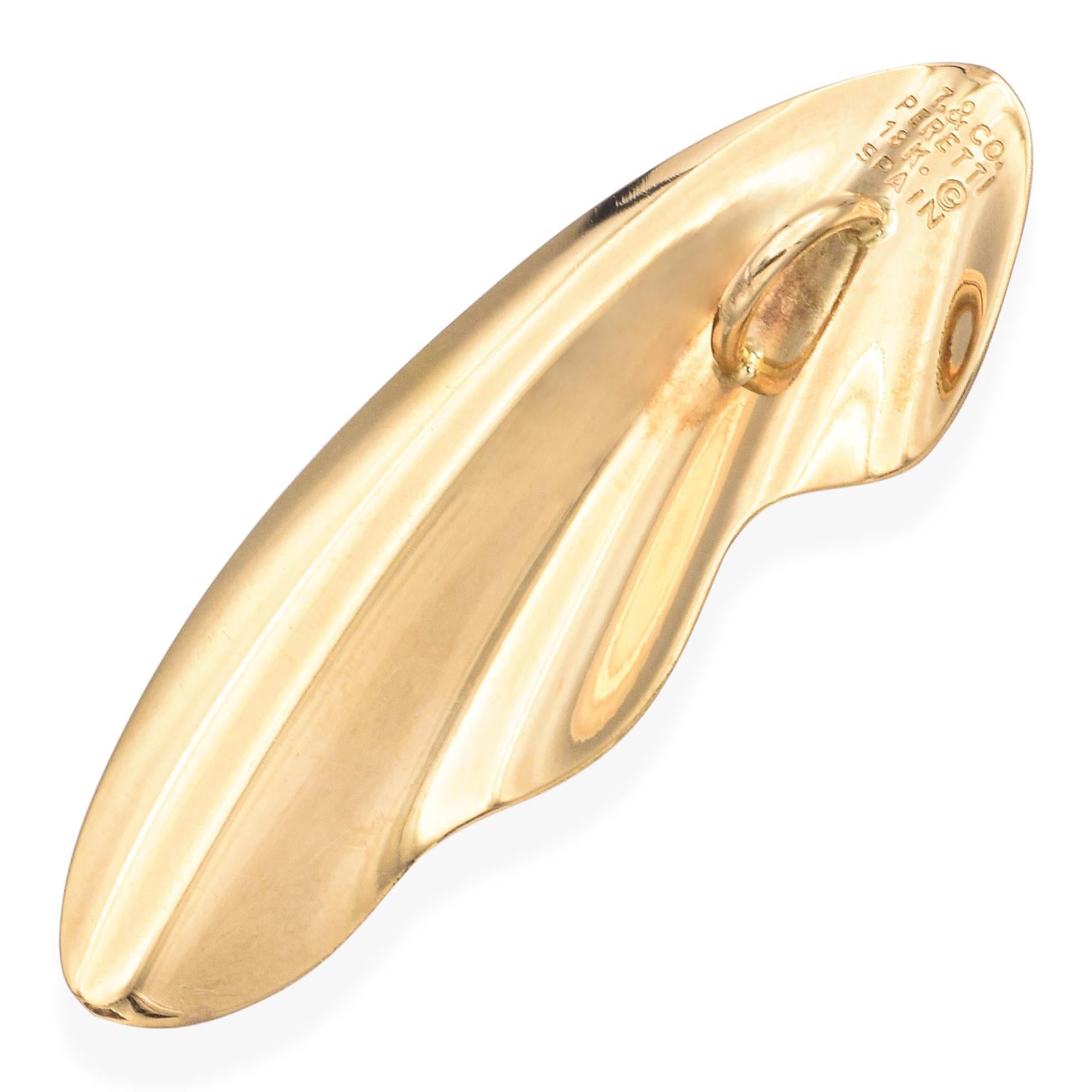 Il ciondolo High Tide di Elsa Peretti for Tiffany & Co. trae ispirazione dalle dolci onde dell'oceano, catturando la fluidità della natura nel suo design elegante. Questo ciondolo presenta una forma graziosamente curva che richiama il movimento