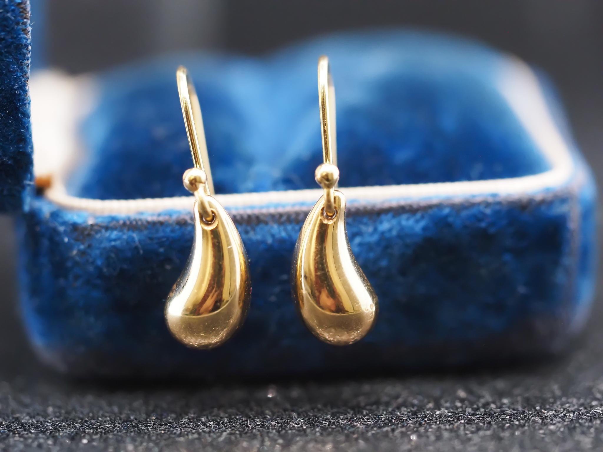 Tiffany & Co. Elsa Peretti Tropfenohrringe aus 18 Karat Gelbgold mit Tropfenmuster Damen im Angebot