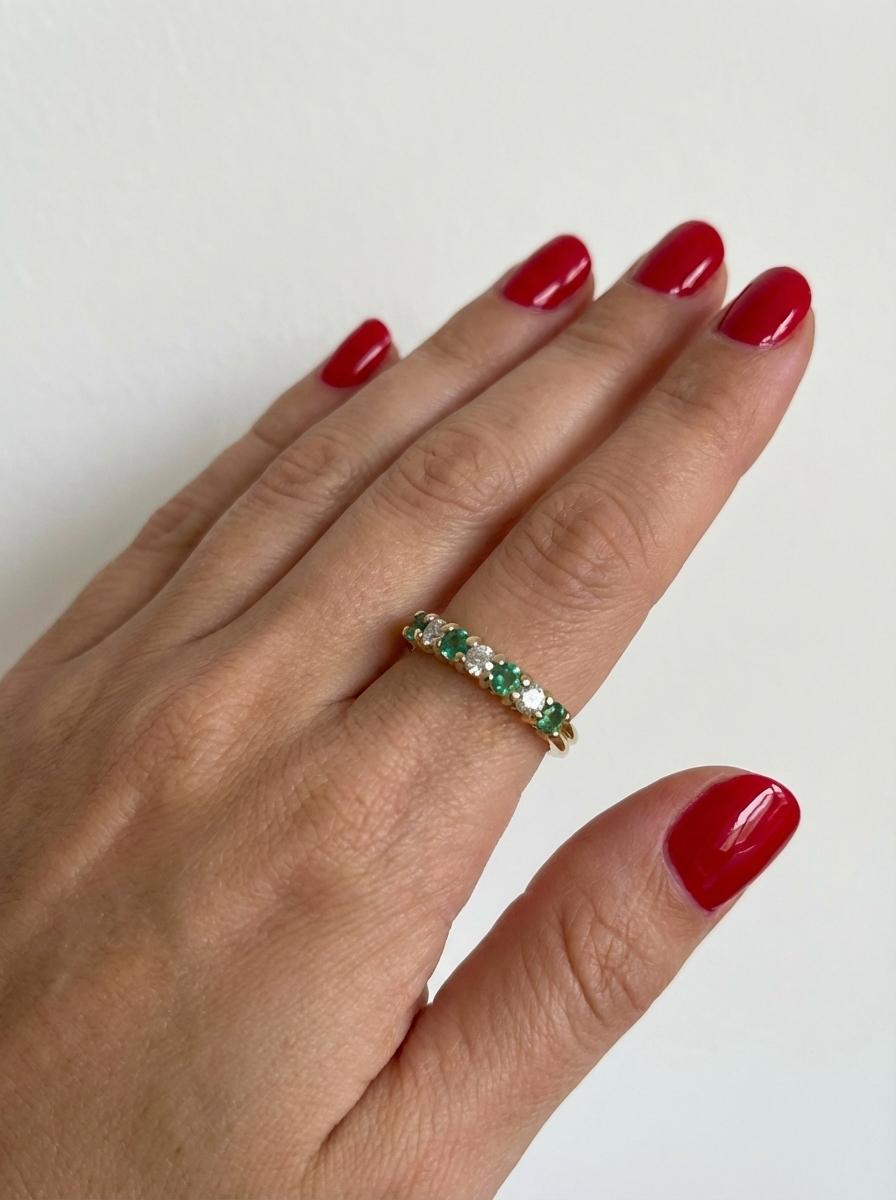 Questa autentica Tiffany & Co. La fascia Embrace è realizzata in oro giallo lucido 18 carati e presenta sette smeraldi verdi alternati e diamanti a taglio brillante, per un totale di circa 0,60 carati. Il cinturino misura 3 mm di larghezza e pesa