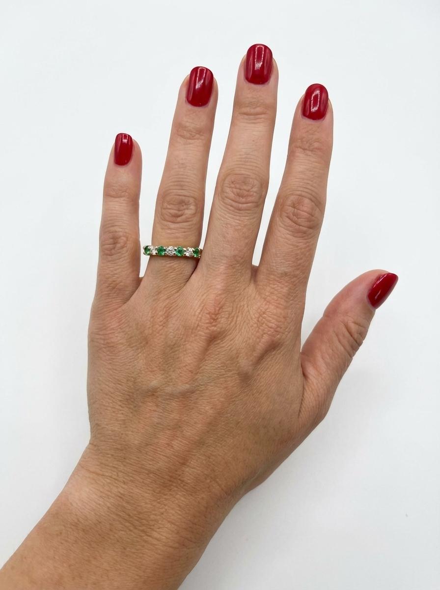 Rétro Anello Tiffany & Co. in oro giallo 18 carati con smeraldo e diamante, 7 pietre e abbraccio in vendita