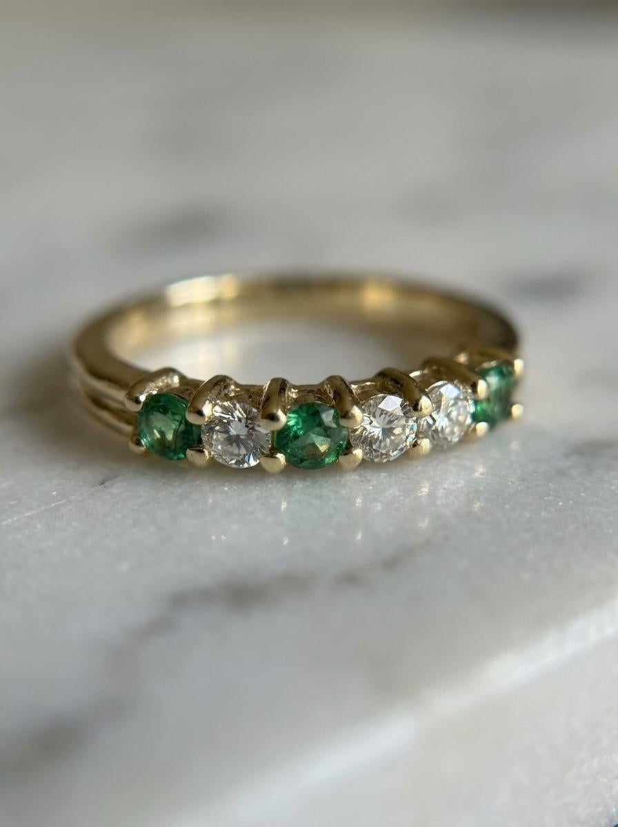 Taglio rotondo Anello Tiffany & Co. in oro giallo 18 carati con smeraldo e diamante, 7 pietre e abbraccio in vendita