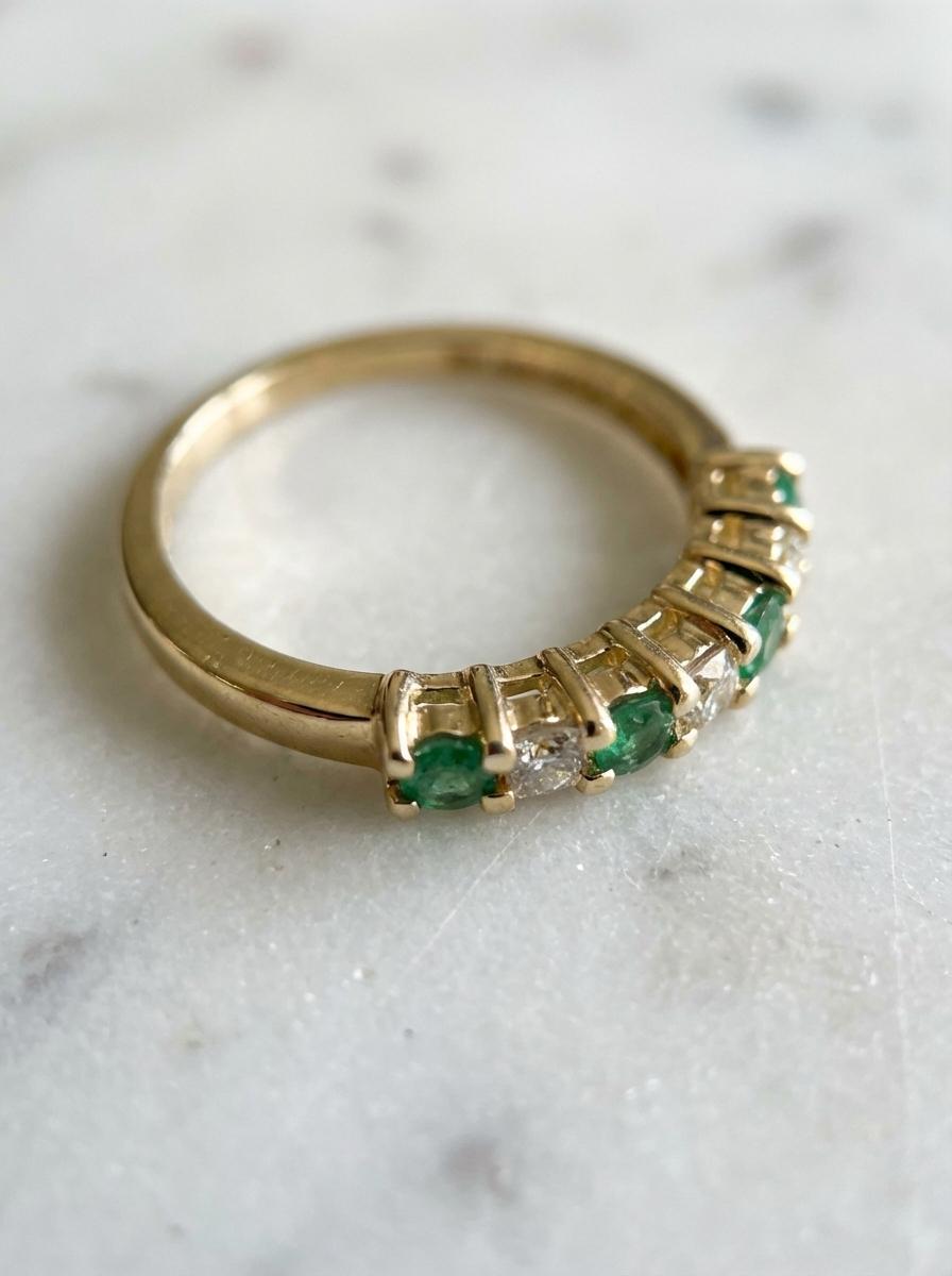 Anello Tiffany & Co. in oro giallo 18 carati con smeraldo e diamante, 7 pietre e abbraccio In condizioni ottime in vendita a Chicago, IL