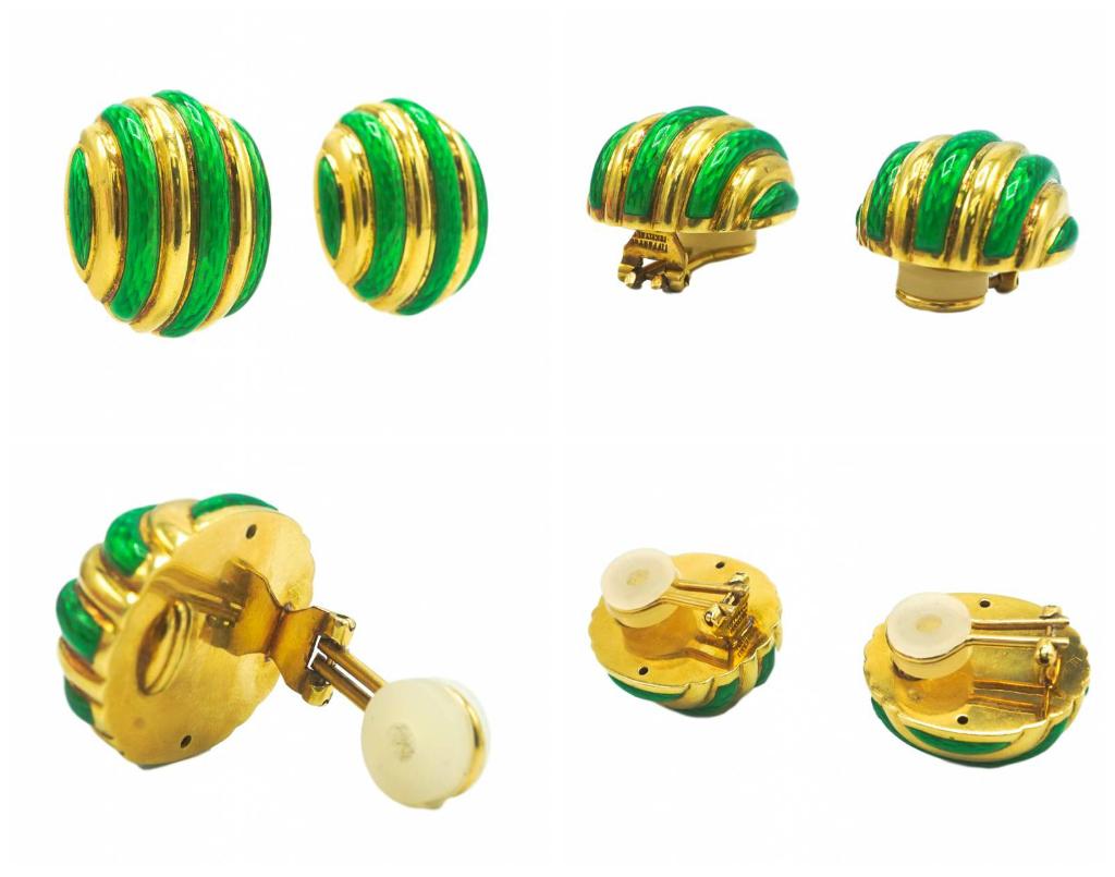 Tiffany & Co. Boucles d'oreilles en or 18 carats, émail et or en forme de bombe cannelée Unisexe en vente