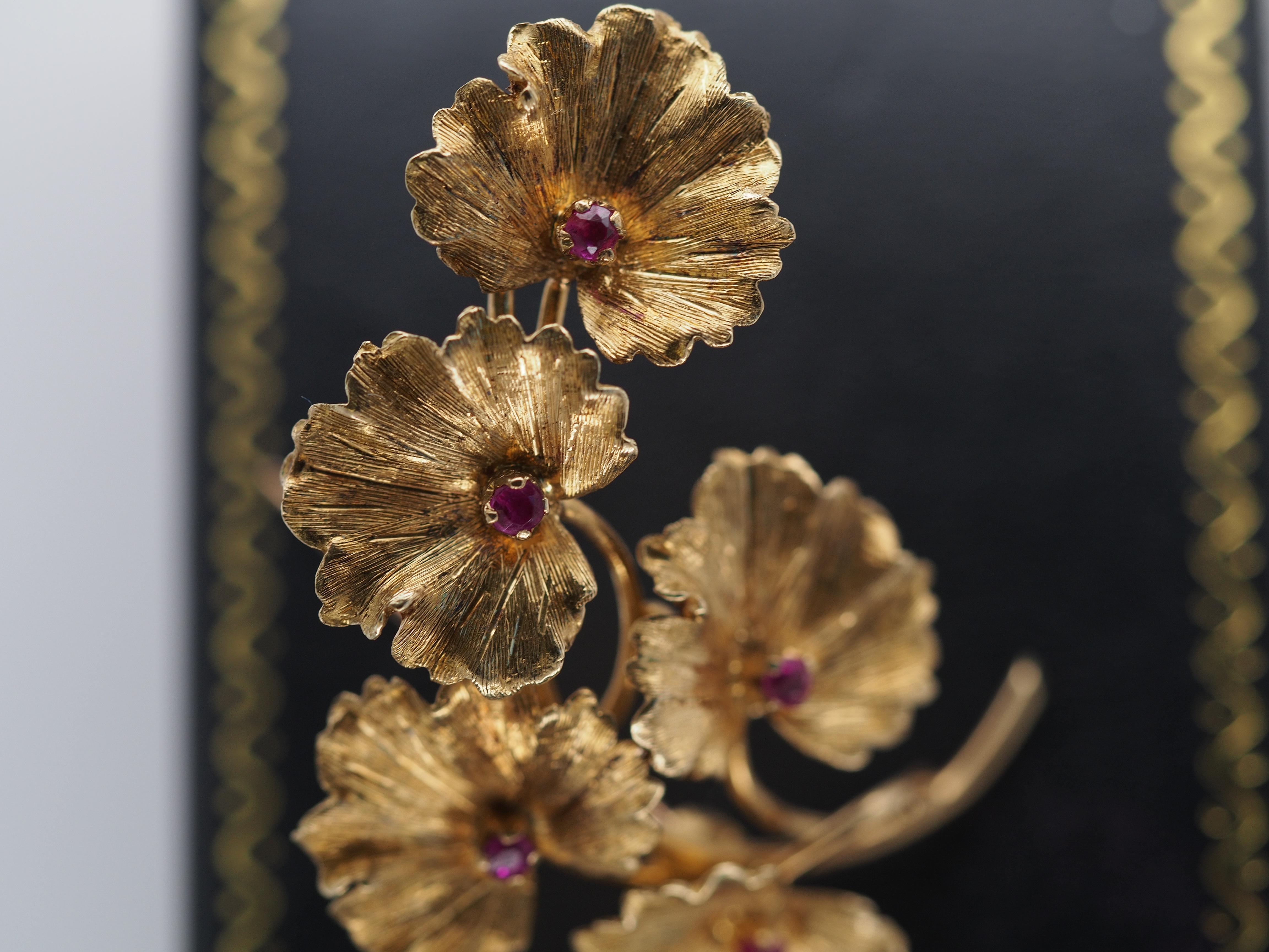 Blumenbrosche von Tiffany & Co aus 18 Karat Gelbgold mit Rubinen (Retro) im Angebot