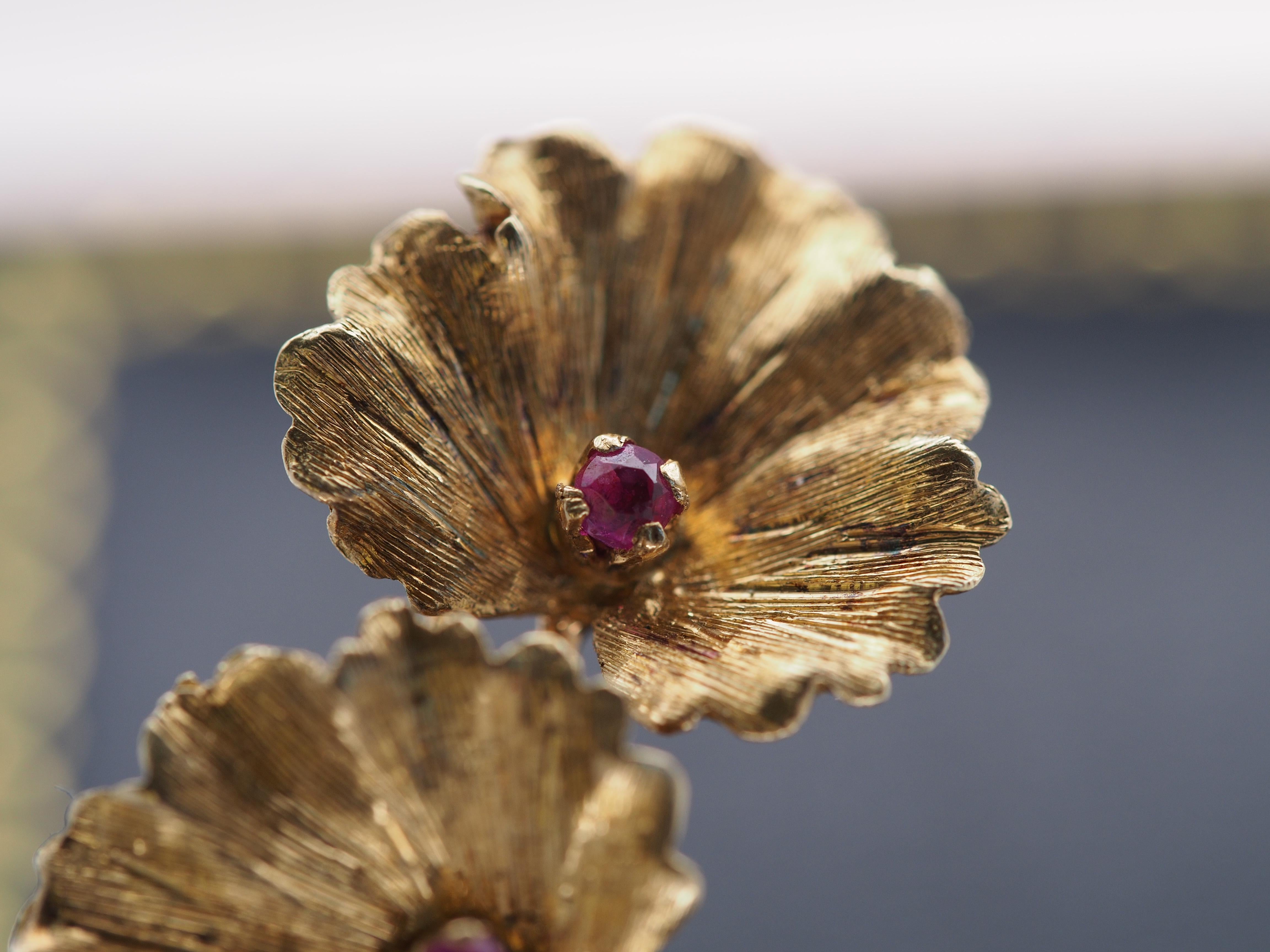 Tiffany & Co 18k Yellow Gold Flower Brooch with Rubies In Good Condition For Sale In Atlanta, GA
