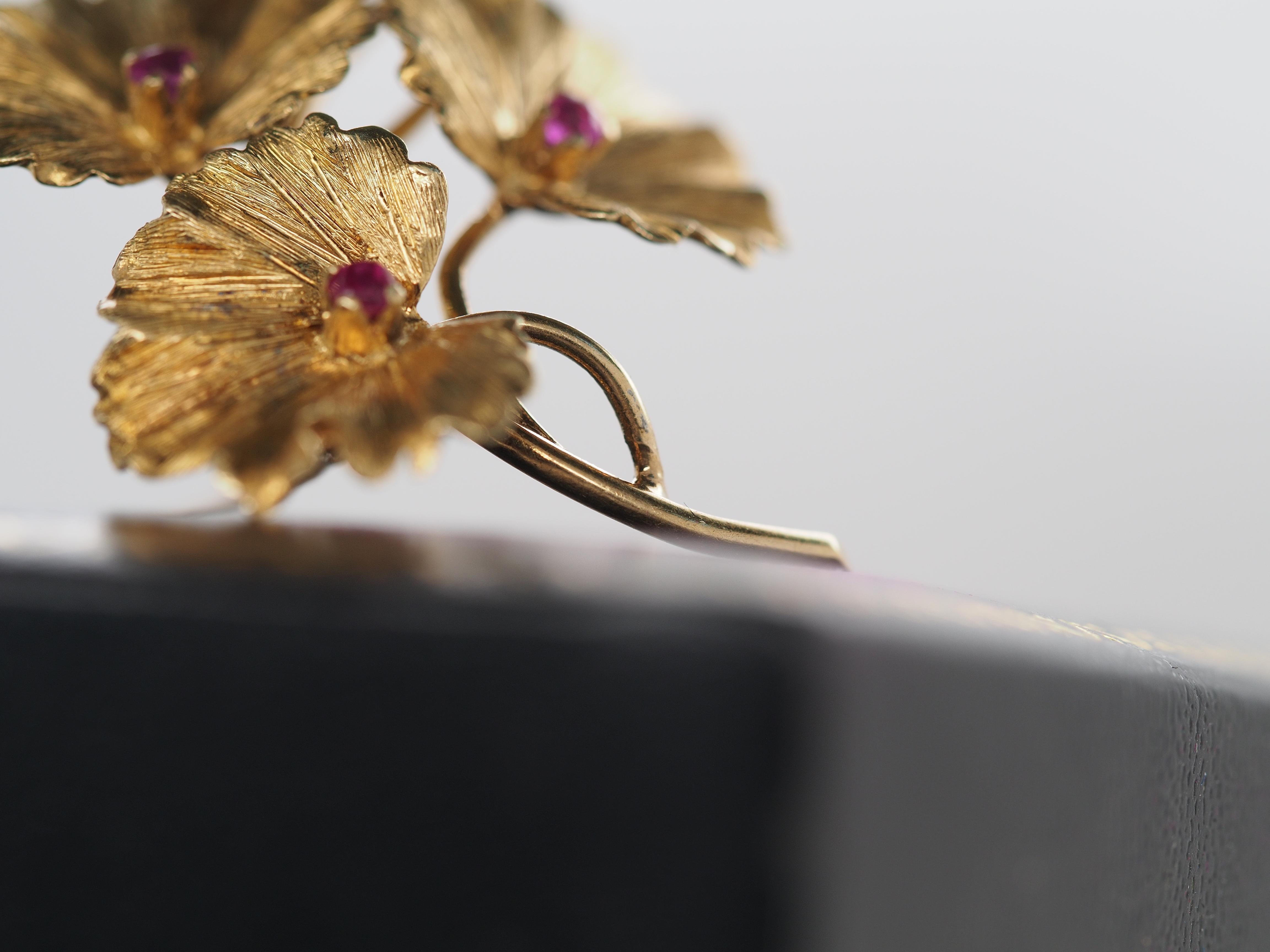 Blumenbrosche von Tiffany & Co aus 18 Karat Gelbgold mit Rubinen im Angebot 1