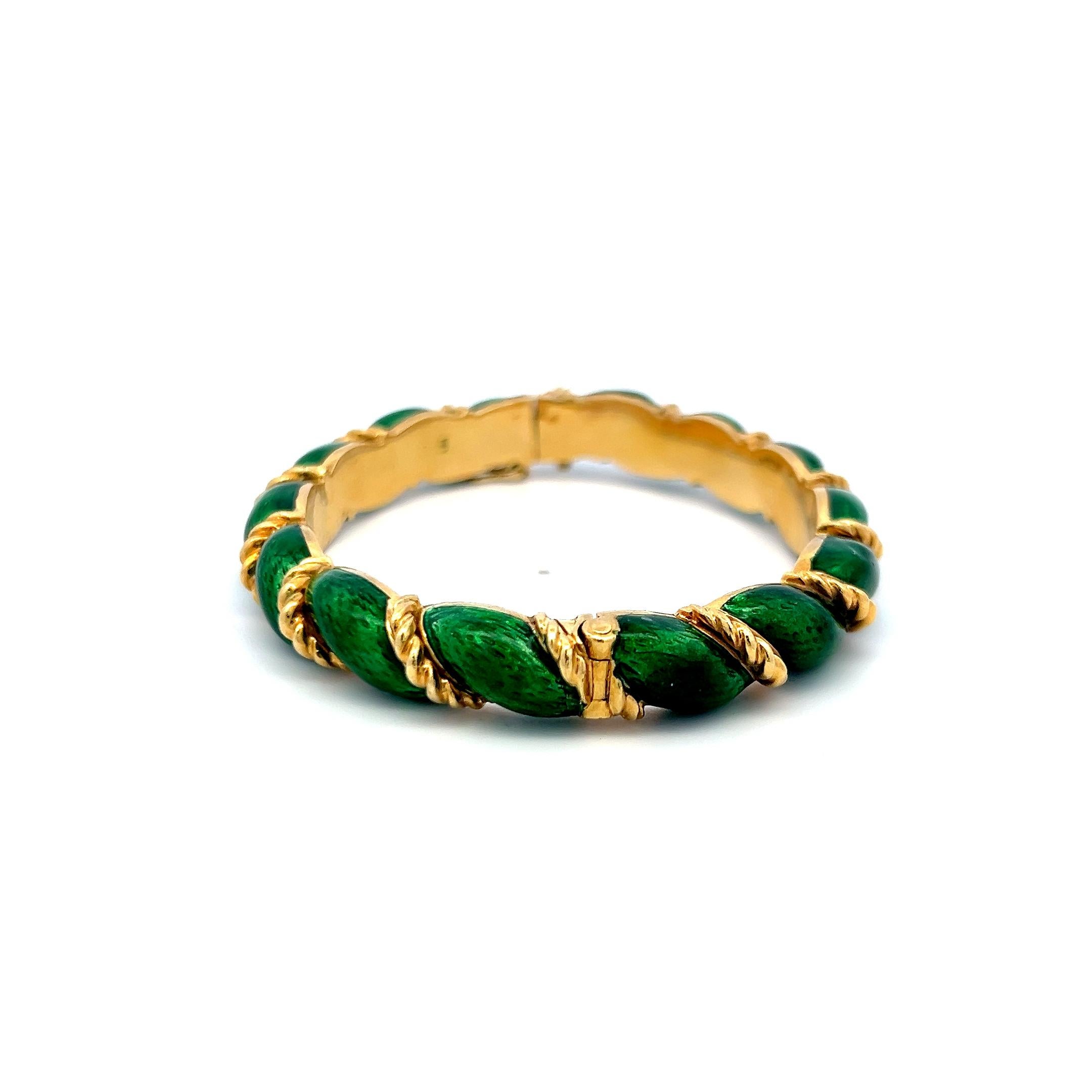 Designer:
Tiffany & Co.
Titel:
Dieses Armband aus 18 Karat Gelbgold mit Emaille von Tiffany & Co ist ein auffälliges Vintage-Schätzchen, das raffinierte Handwerkskunst mit kühnem, zeitlosem Stil verbindet. Das Armband zeichnet sich durch ein