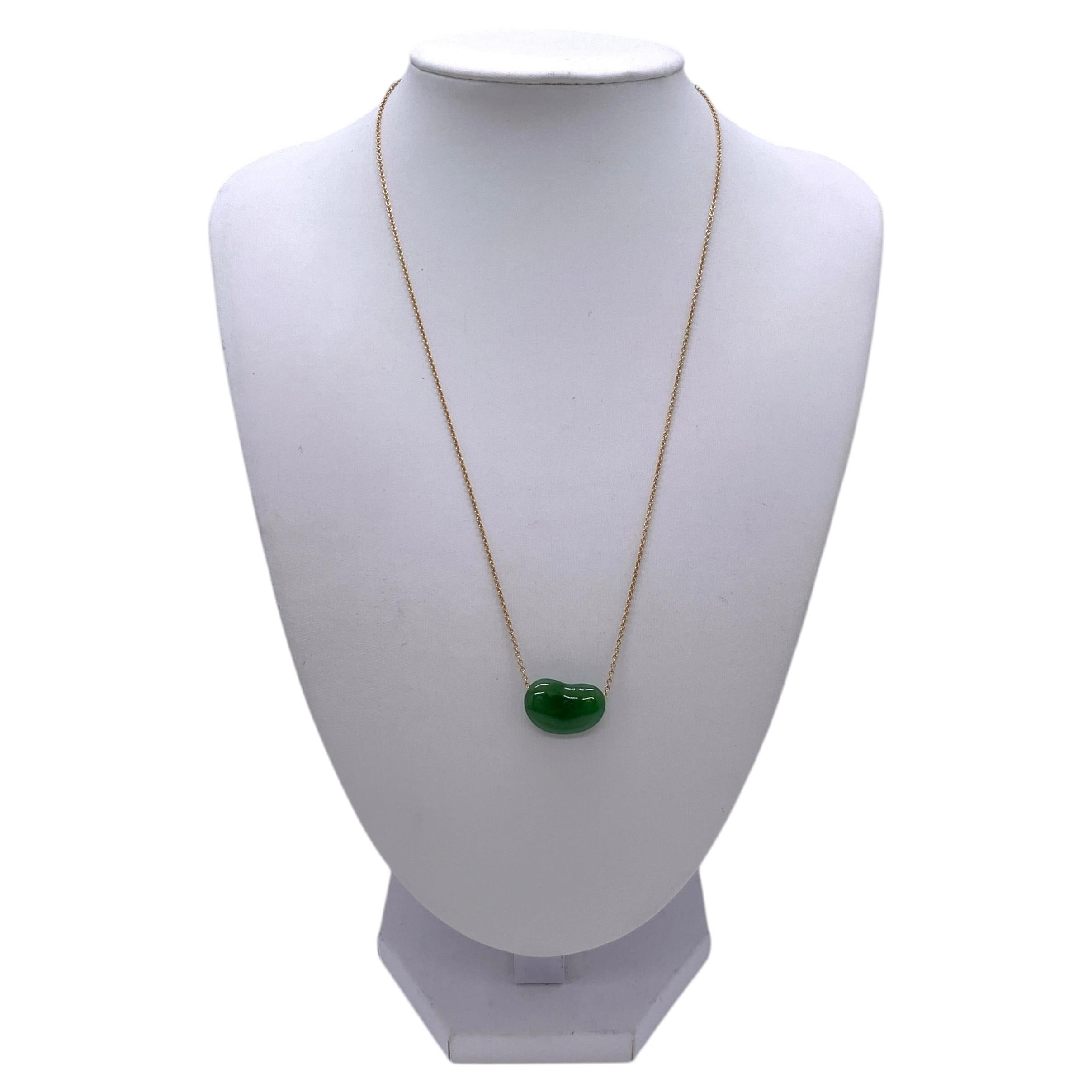 Collar con colgante de Tiffany & Co. de oro amarillo de 18 quilates con forma de haba de jade nefrita verde en venta