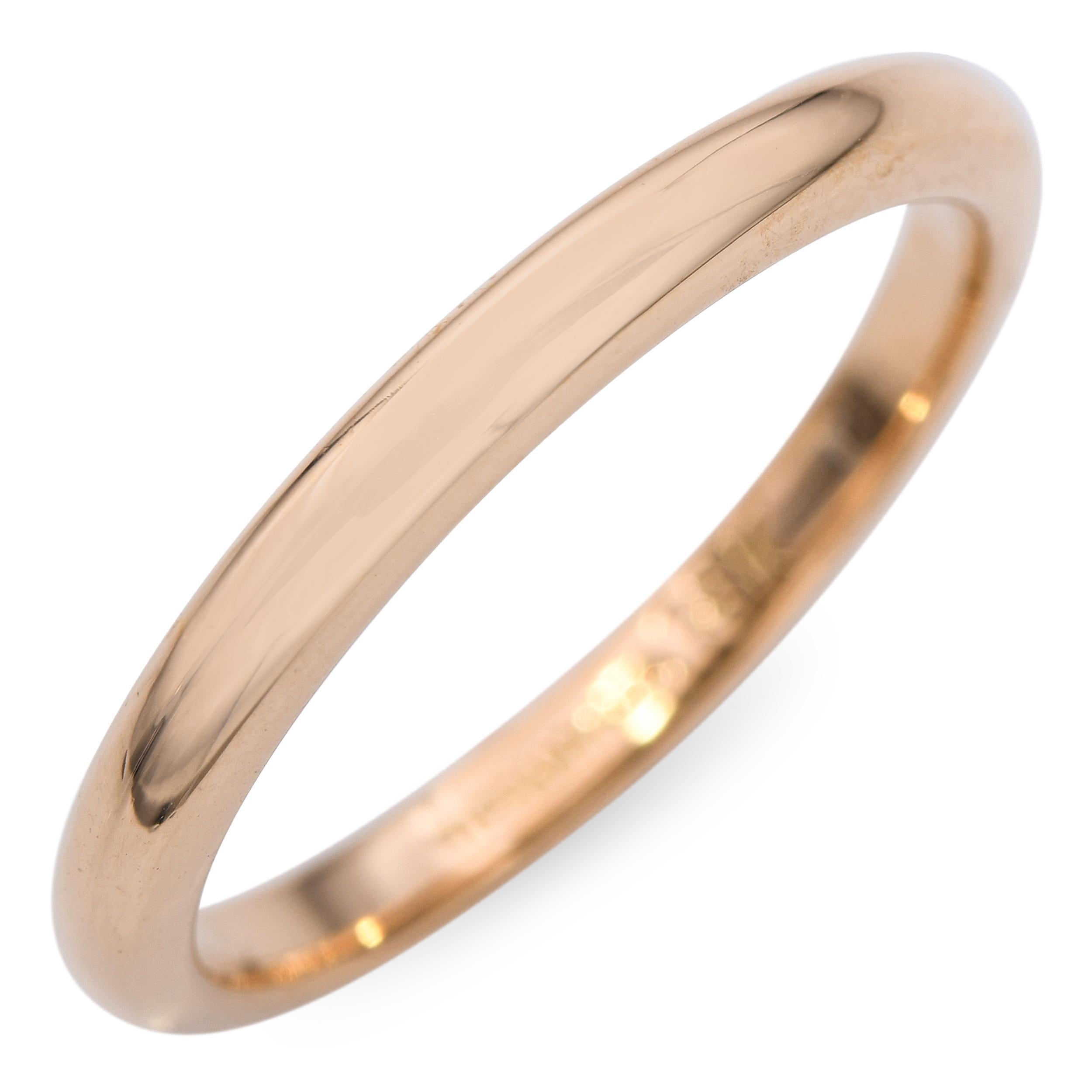 Cette alliance classique de Tiffany & Co. est fabriquée en or jaune 18 carats et présente un profil demi-rond intemporel avec une finition lisse et polie. Élégante dans sa simplicité, cette bague incarne la signature artisanale et le design raffiné