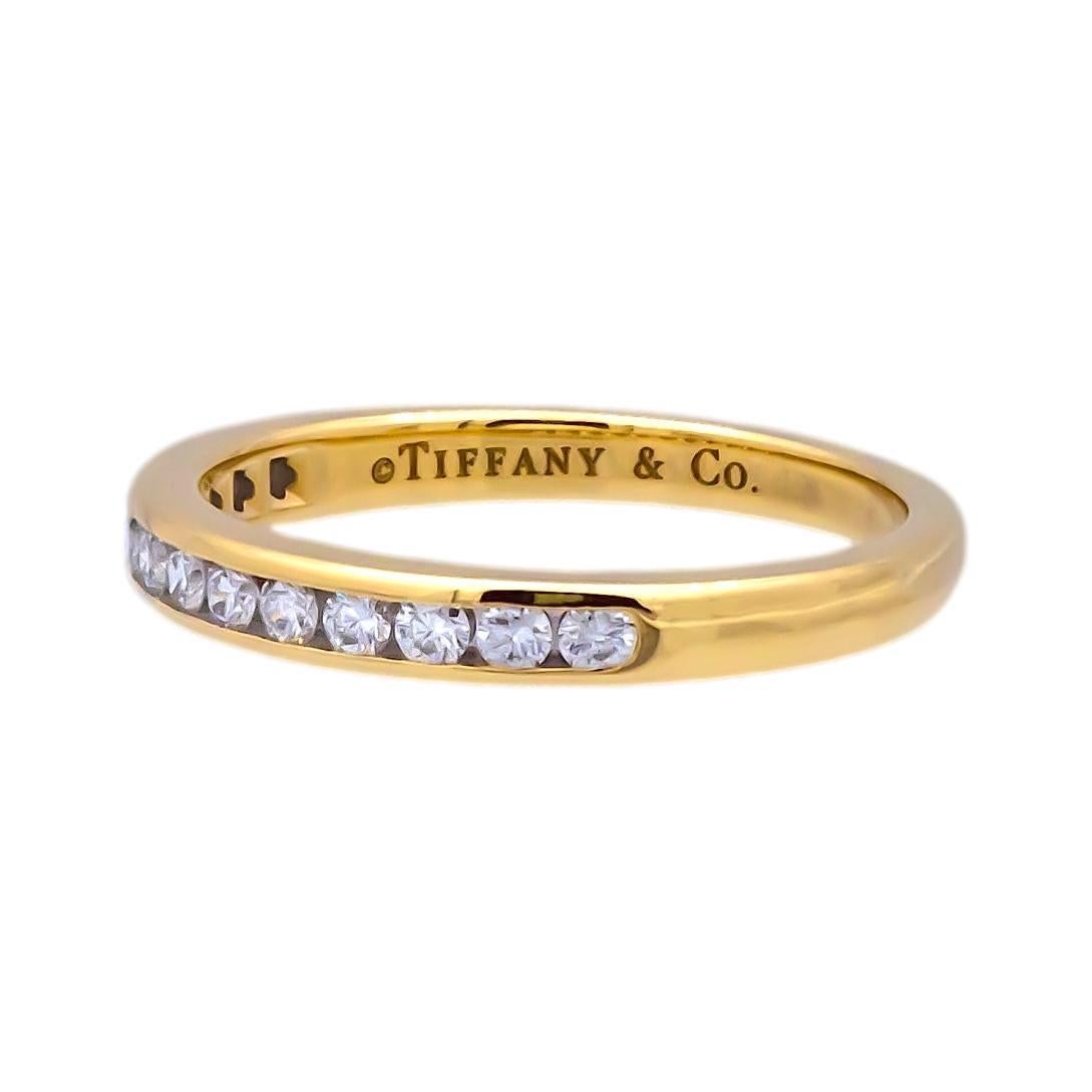 Tiffany & Co. Alianza de oro amarillo de 18 quilates 0,22 cts 2,5mm Moderno en venta