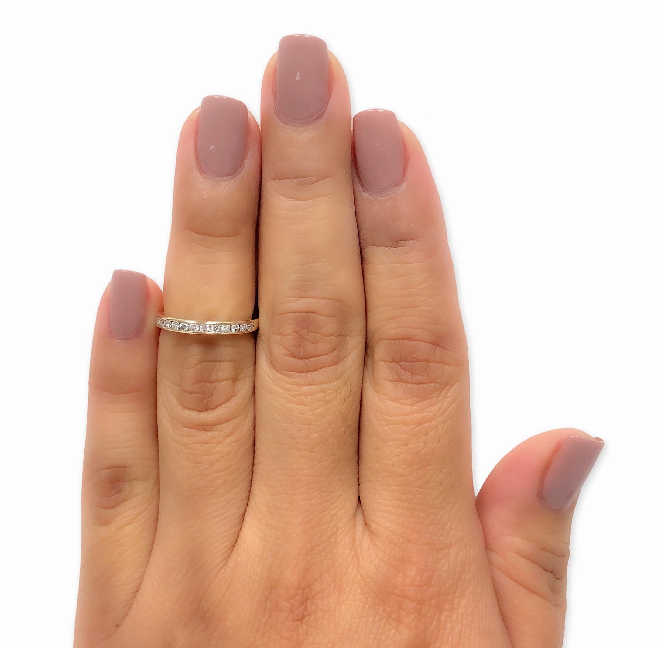 Tiffany & Co. Alianza de oro amarillo de 18 quilates 0,22 cts 2,5mm en venta 1