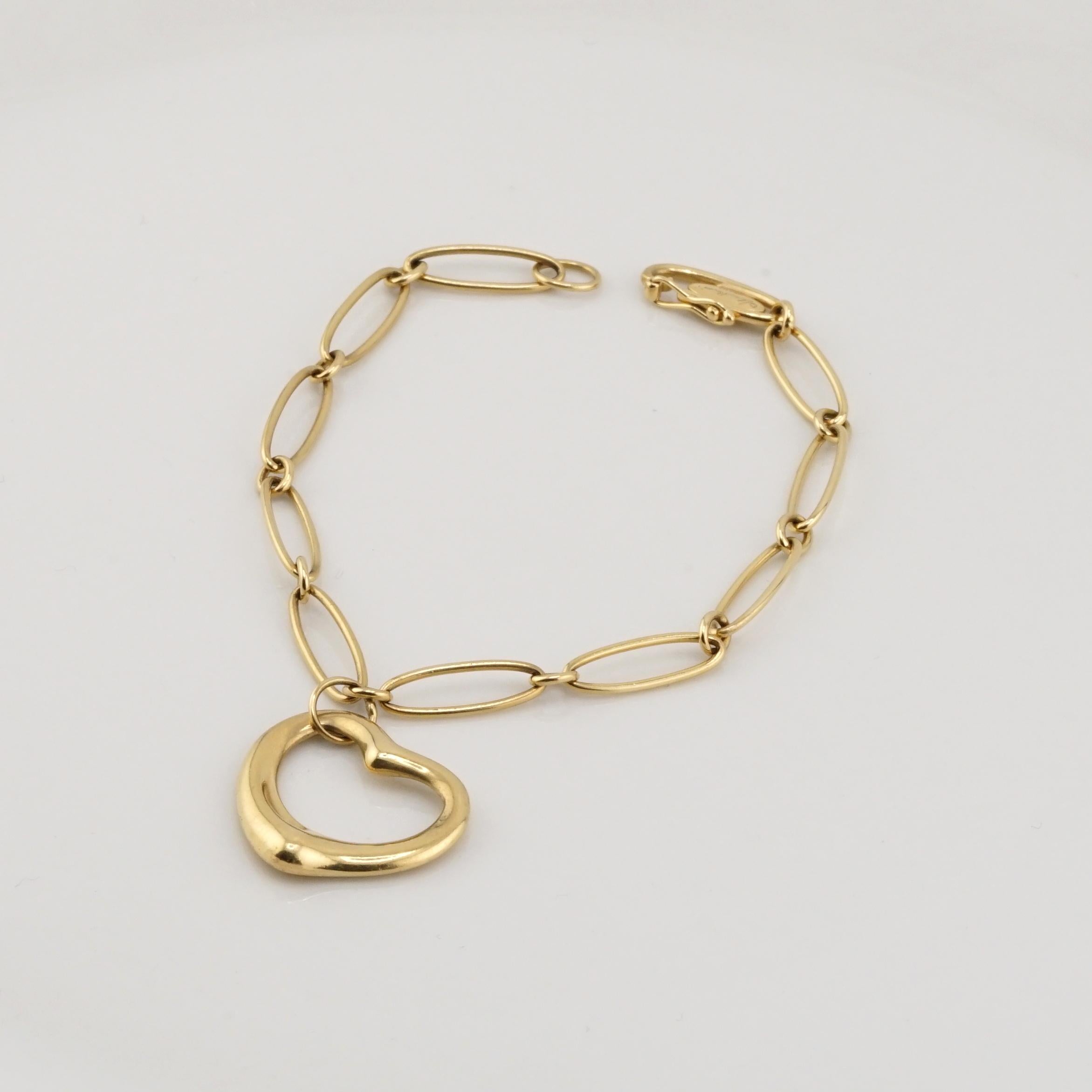 Tiffany & Co. 18K Yellow Gold Heart Charm Chain Bracelet In Excellent Condition For Sale In Chicago, IL