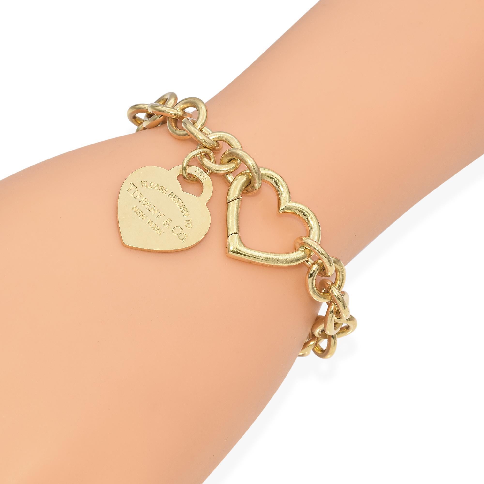 Dieses aus 18 Karat Gold gefertigte Stück zeichnet sich durch ein klassisches Gliederdesign aus. Das Armband ist mit einem herzförmigen Charme verziert, auf dem die Aufschrift 