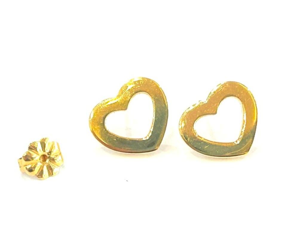 Tiffany & Co. Pendientes Corazón 1,4 Gramos

Unos divertidos pendientes en forma de corazón diseñados y vendidos por Tiffany. Date un capricho de elegancia, meticulosamente elaborados en Italia... ¡estos pendientes encarnan la mezcla perfecta de