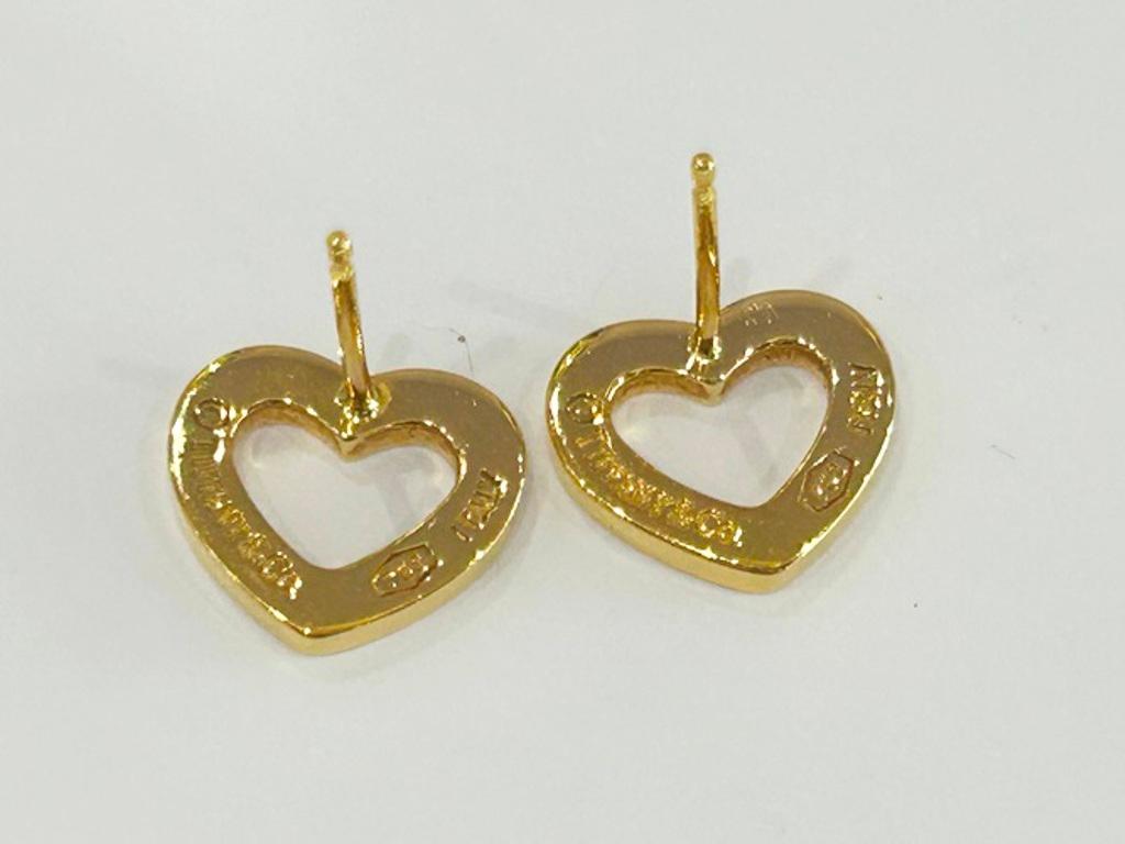 Tiffany & Co Pendientes Corazón Oro Amarillo 18K 4,1 Gramos en Bueno estado para la venta en Beverly Hills, CA