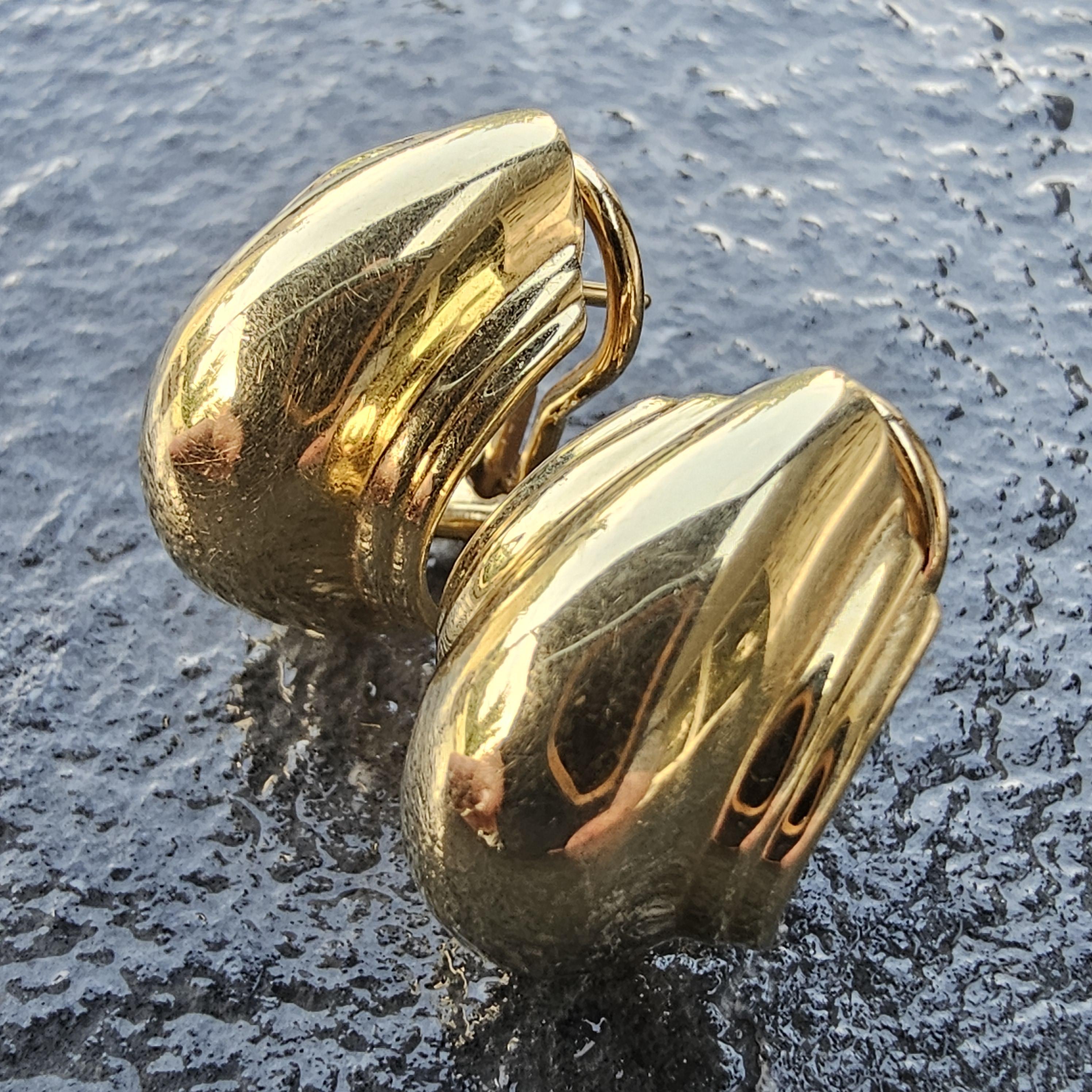 Arricchisci la tua collezione con queste splendide Tiffany & Co. Orecchini Paloma Picasso Vendome. Realizzati in oro giallo 18 carati, questi orecchini presentano un design audace e scultoreo. La superficie liscia e riflettente aggiunge un tocco di