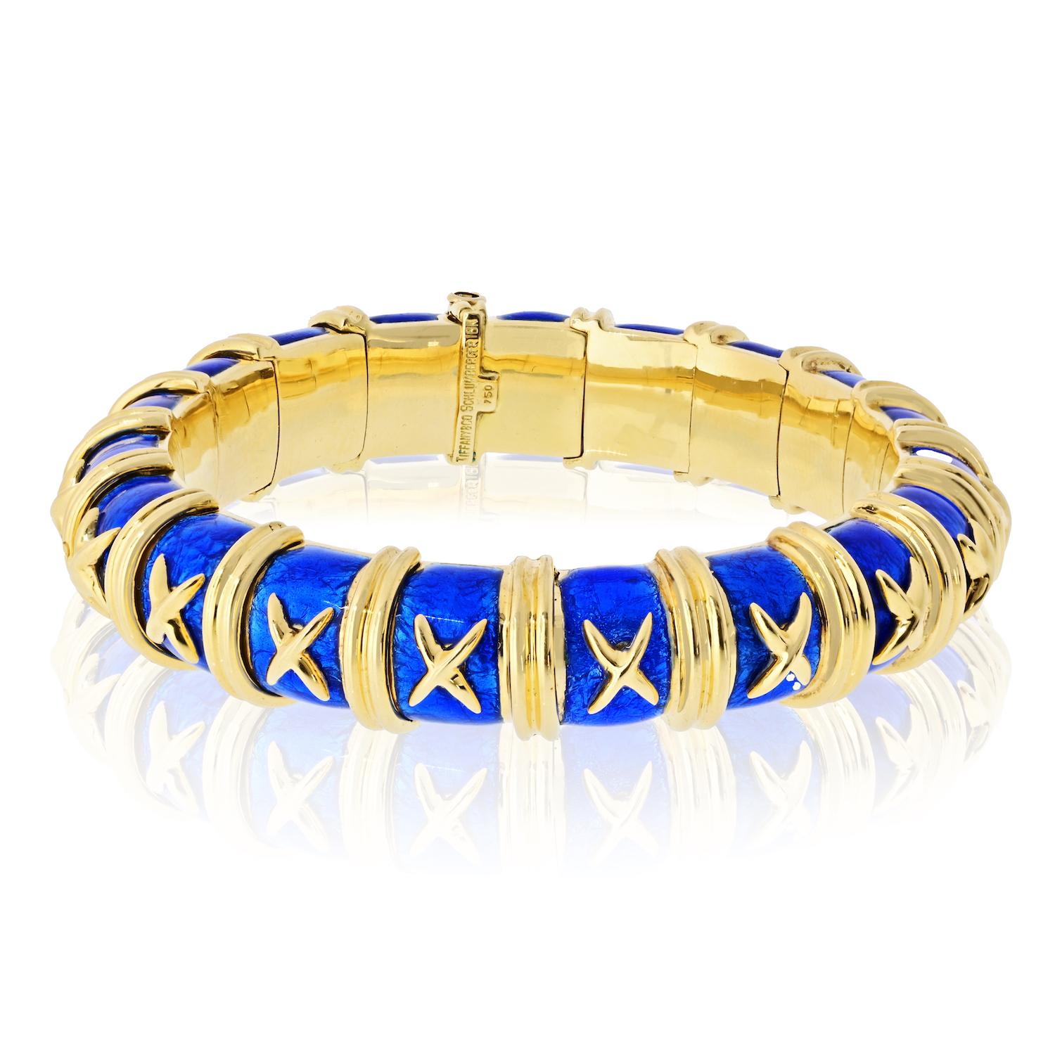 Moderno Tiffany & Co. Bracciale Croisillon in oro giallo 18 carati con smalto blu Jean Schlumberger in vendita